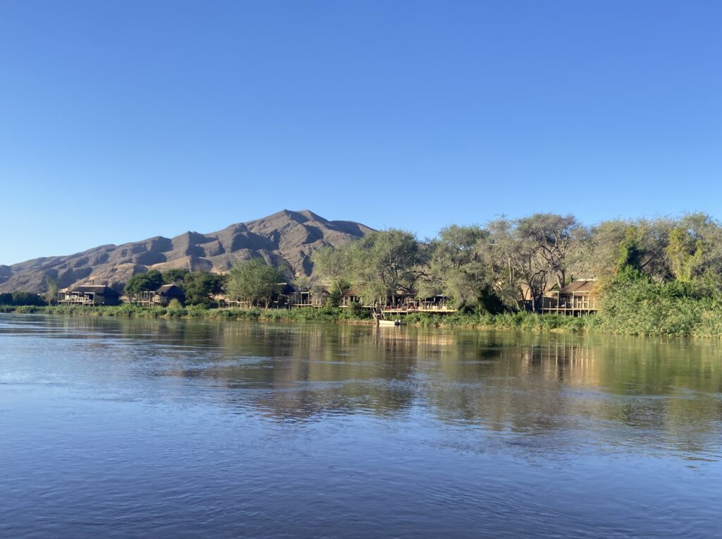 Lodges am Kuene Fluß in Angola