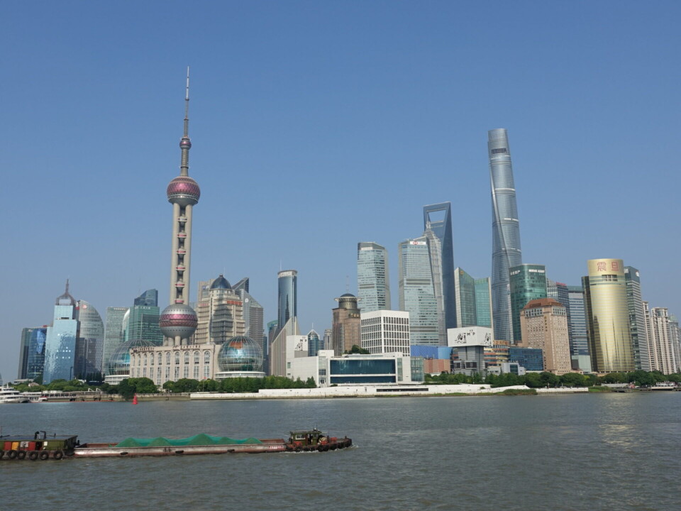 zu sehen ist die Skyline von Shanghai von Wasser aus.
