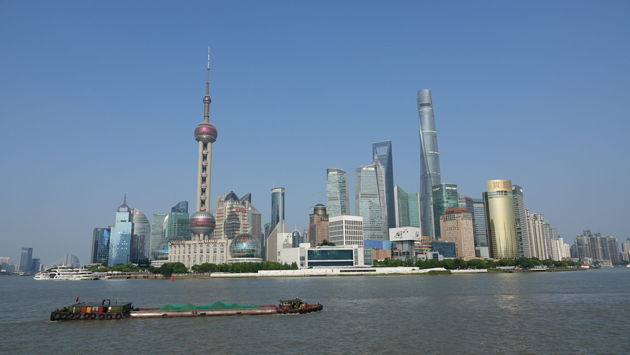 zu sehen ist die Skyline von Shanghai von Wasser aus.