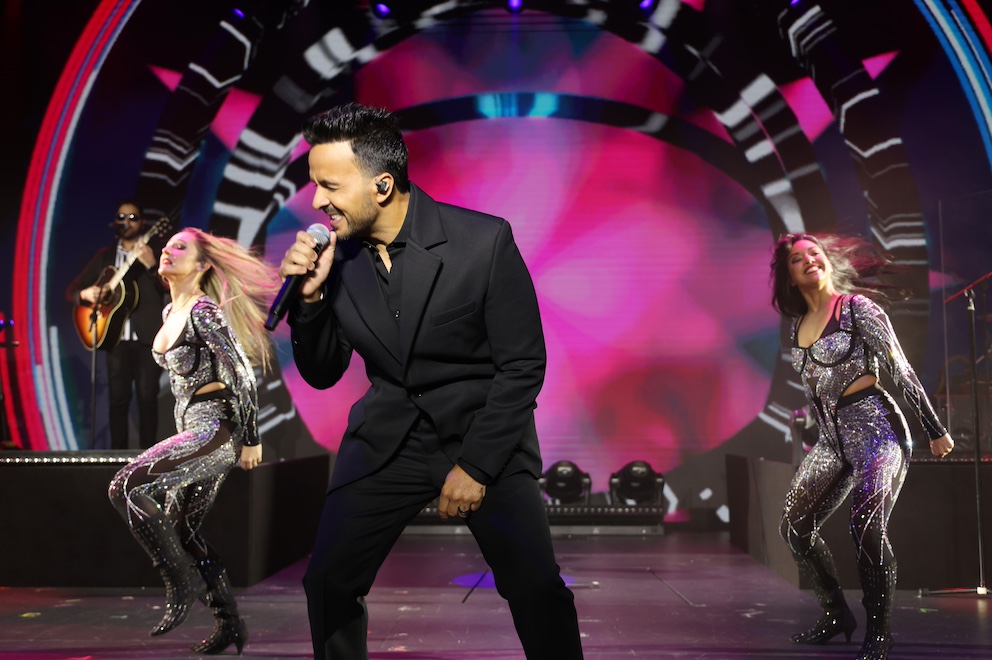 Luis Fonsi auf der Bühne bei der Taufe zur Norwegian Viva