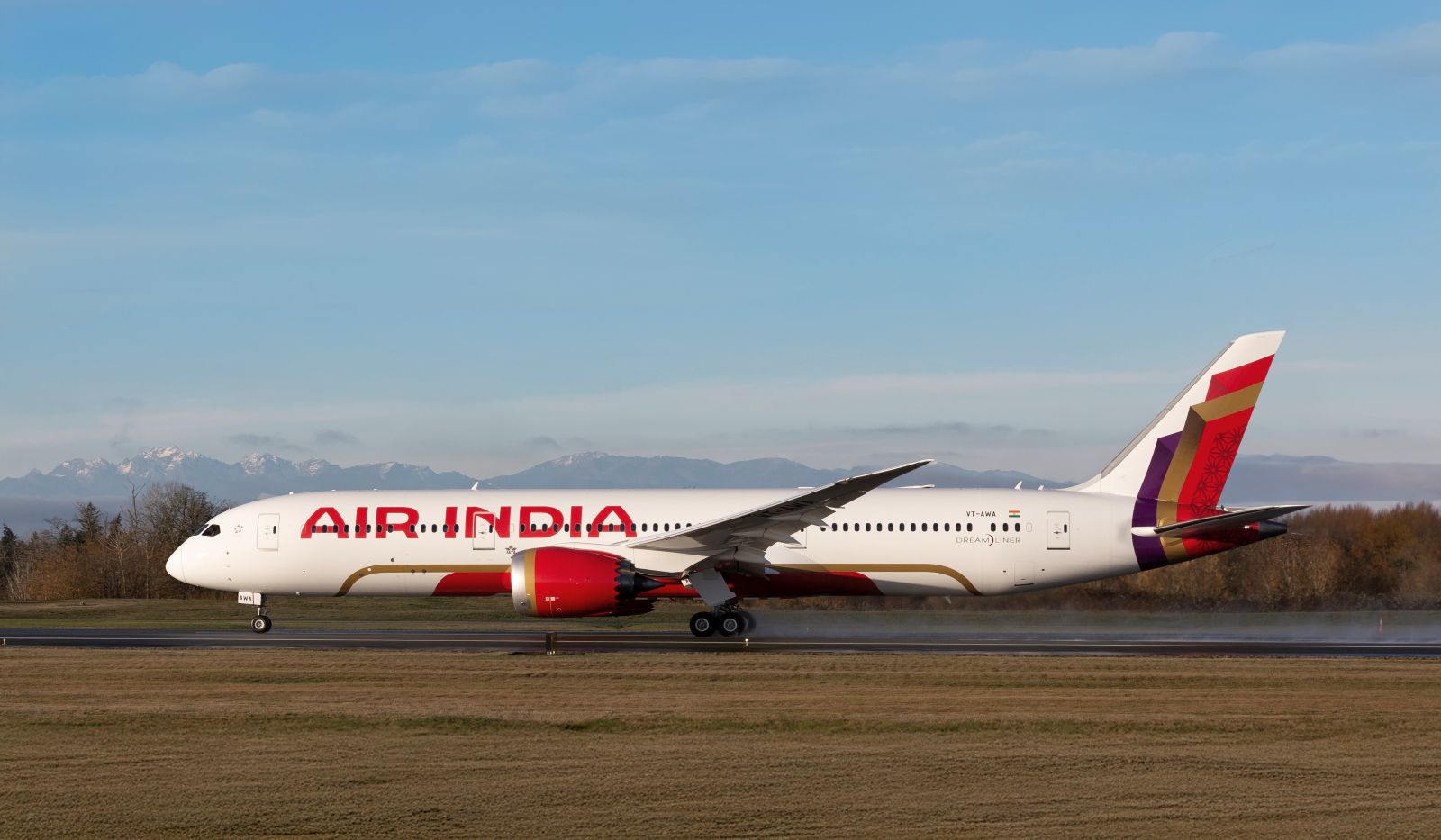 Air-India-Flugzeug auf einer Start- und Landebahn