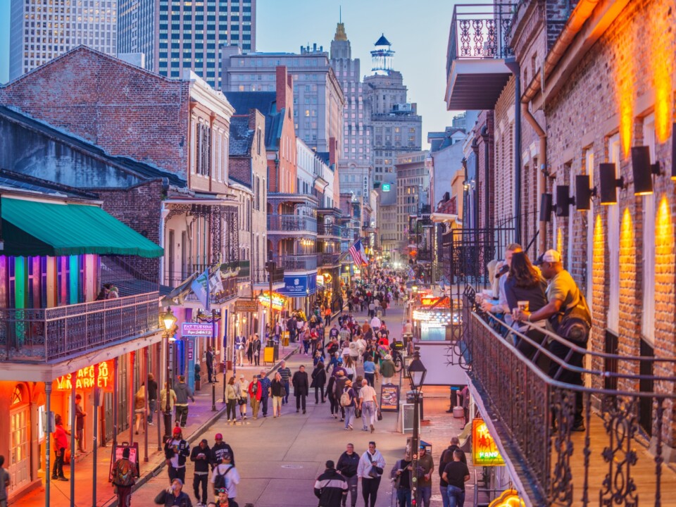 Bourbon Street im French Quarter von New Orleans bei Abenddämmerung