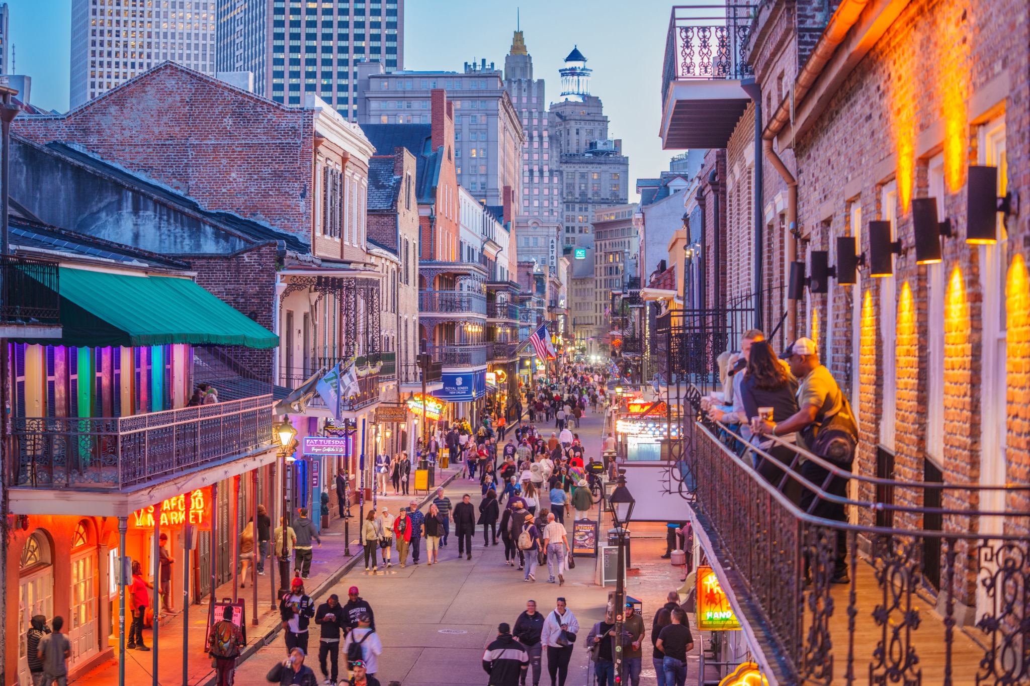 Bourbon Street im French Quarter von New Orleans bei Abenddämmerung