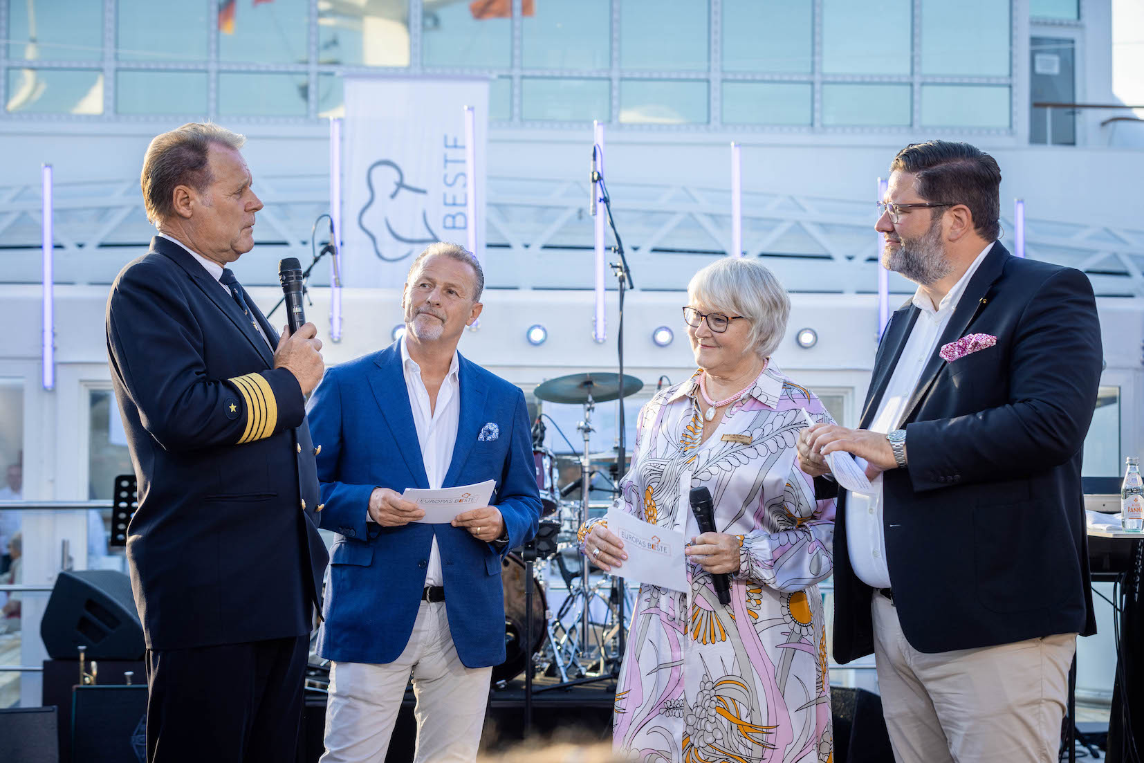 (v.l.)
Dag Dvergastein (Kapitän), Gabi Haupt (leitende Produktmanagerin), Karlheinz Hauser und Julian Pfitzner (CEO Hapag-Lloyd Cruises) ©Hapag-Lloyd Cruises/ Wyrwa