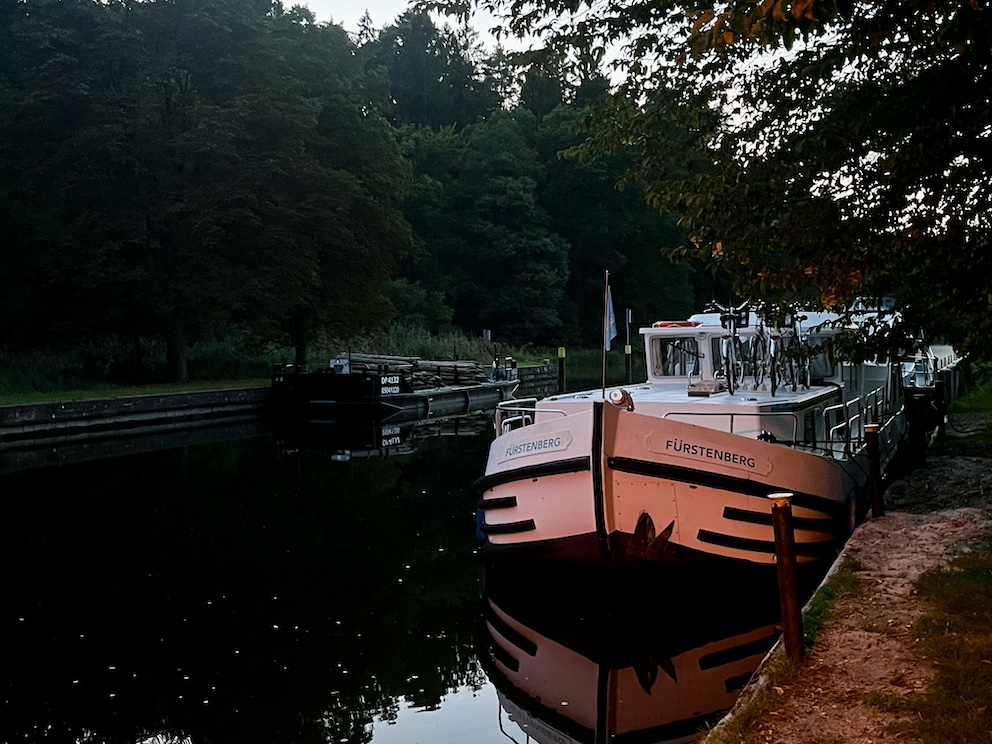 Hausboot vor der Schleuse am Capriolenhof