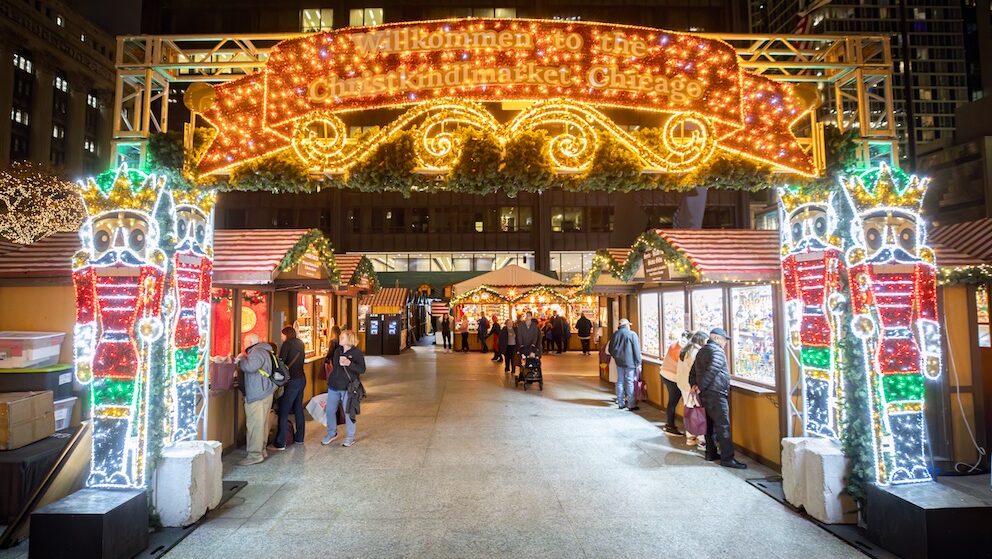 wir sehen den Eingang zu einem Weihnachtsmarkt in Chicago