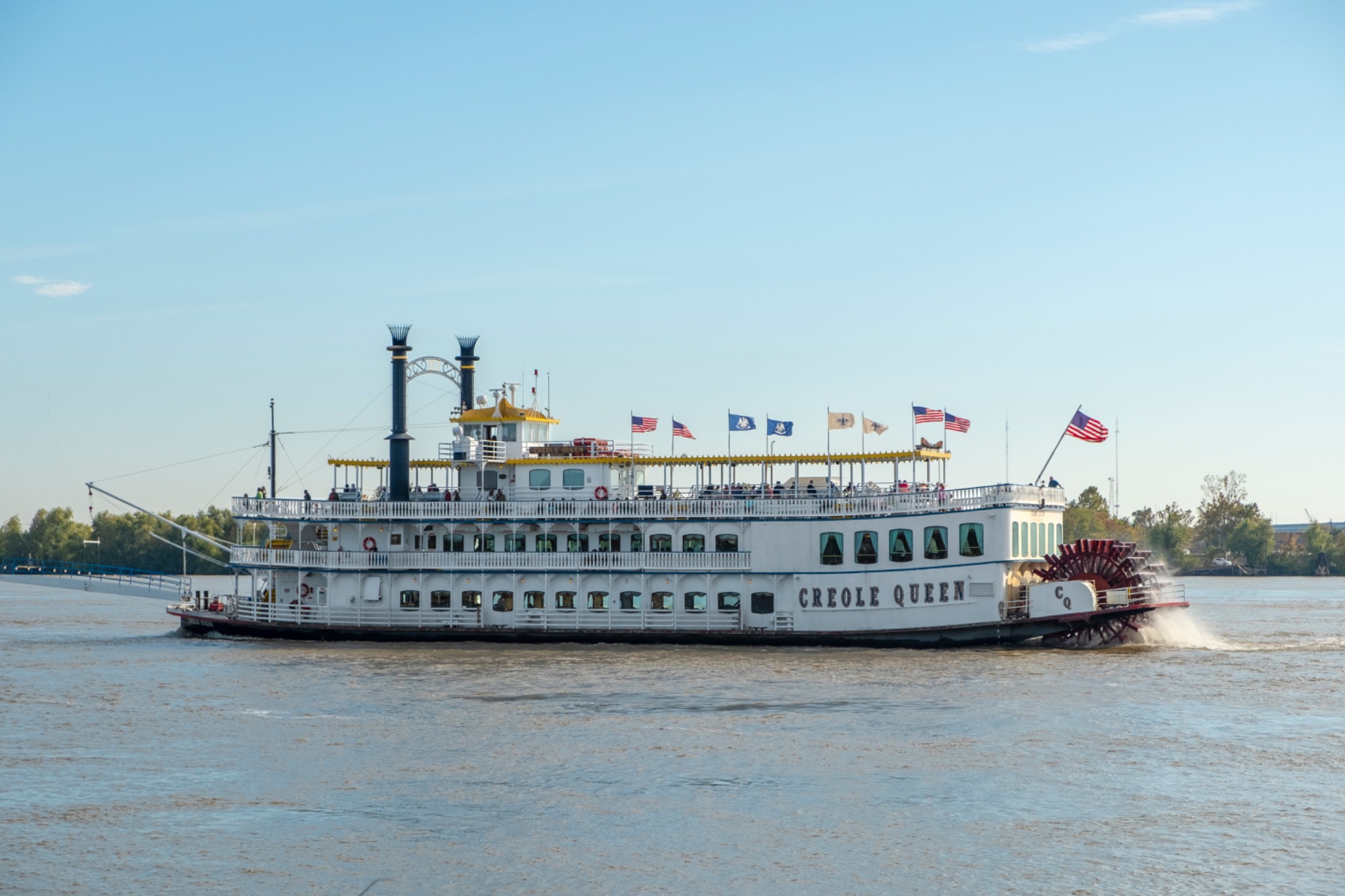 Das Schaufelraddampfschiff Creole Queen auf dem Mississippi