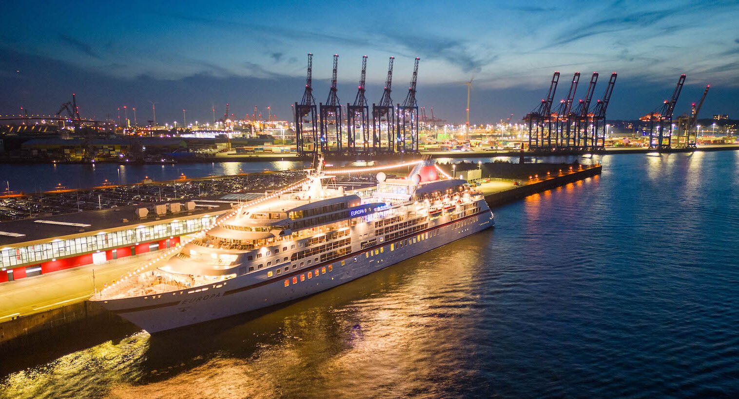 5-Sterne-Plus-Kreuzfahrtschiff EUROPA am Liegeplatz im Hamburger Hafen.