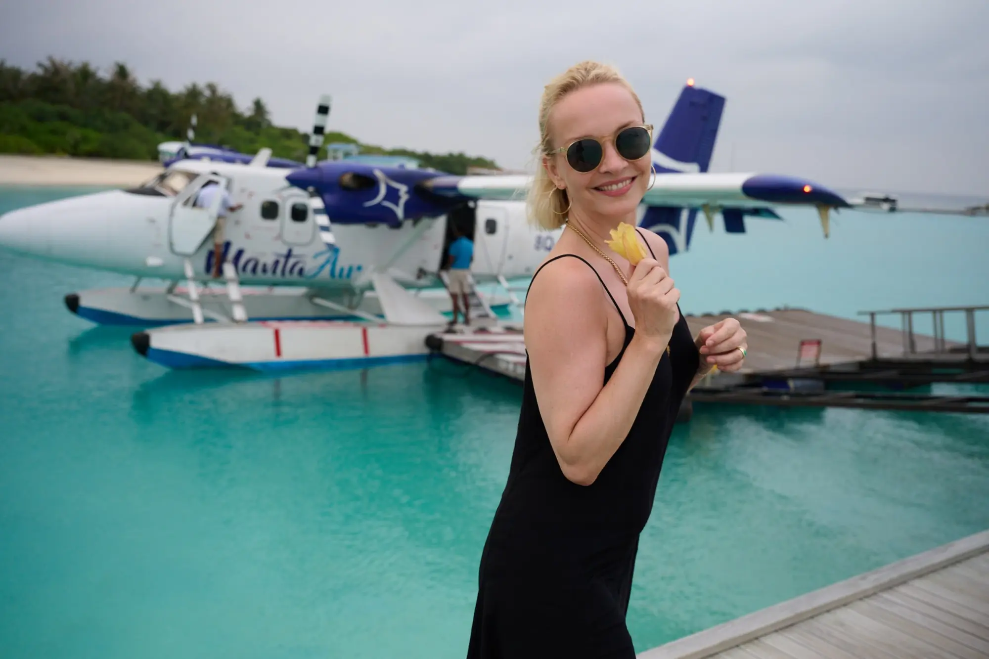 Janin Ullmann lächelt am Steg vor einem Wasserflugzeug.