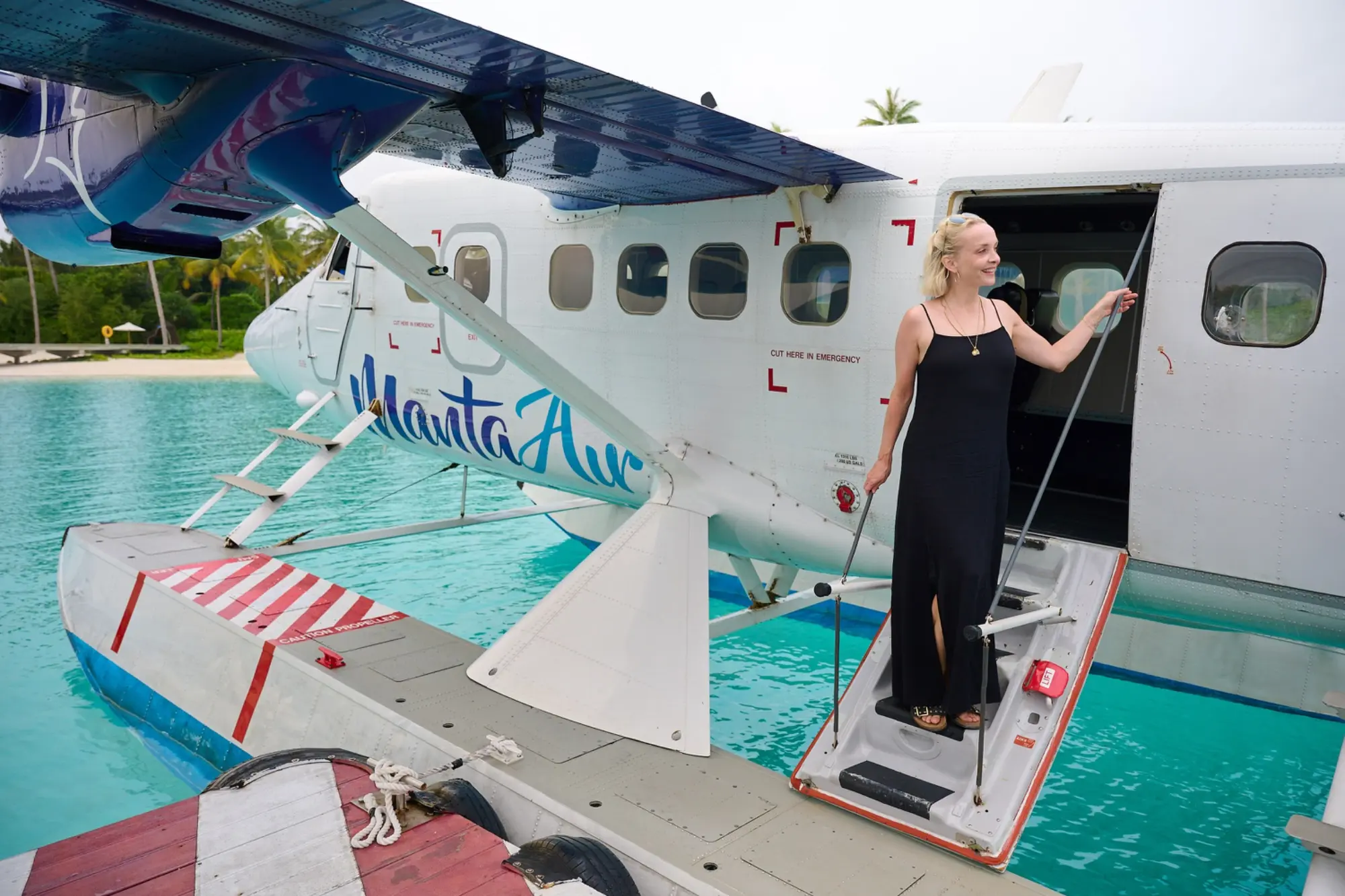 Janin Ullmann steht an der Treppe eines Wasserflugzeugs in der Lagune.