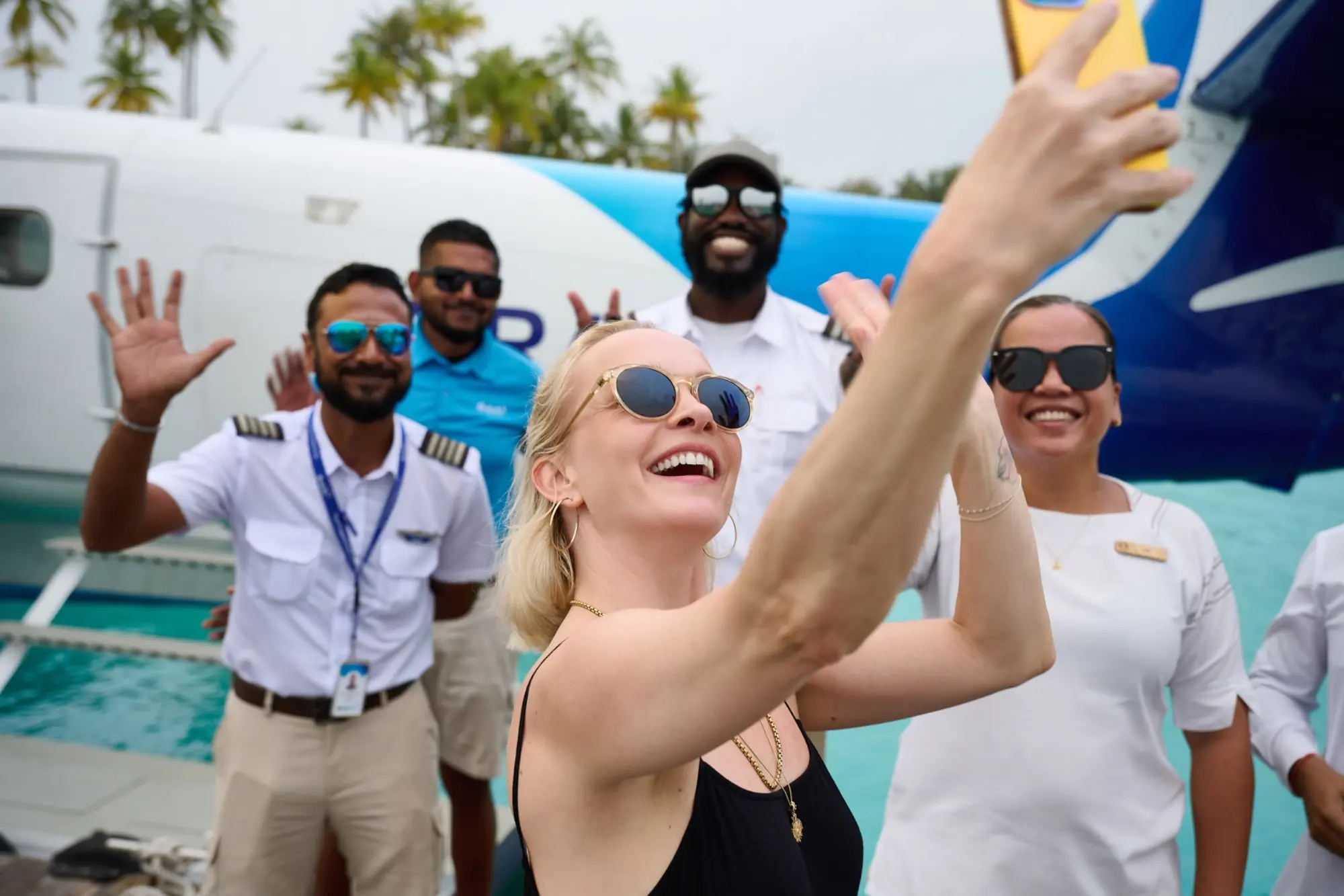 Janin Ullmann macht gemeinsam mit dem Team am Wasserflugzeug ein Abschiedsfoto.