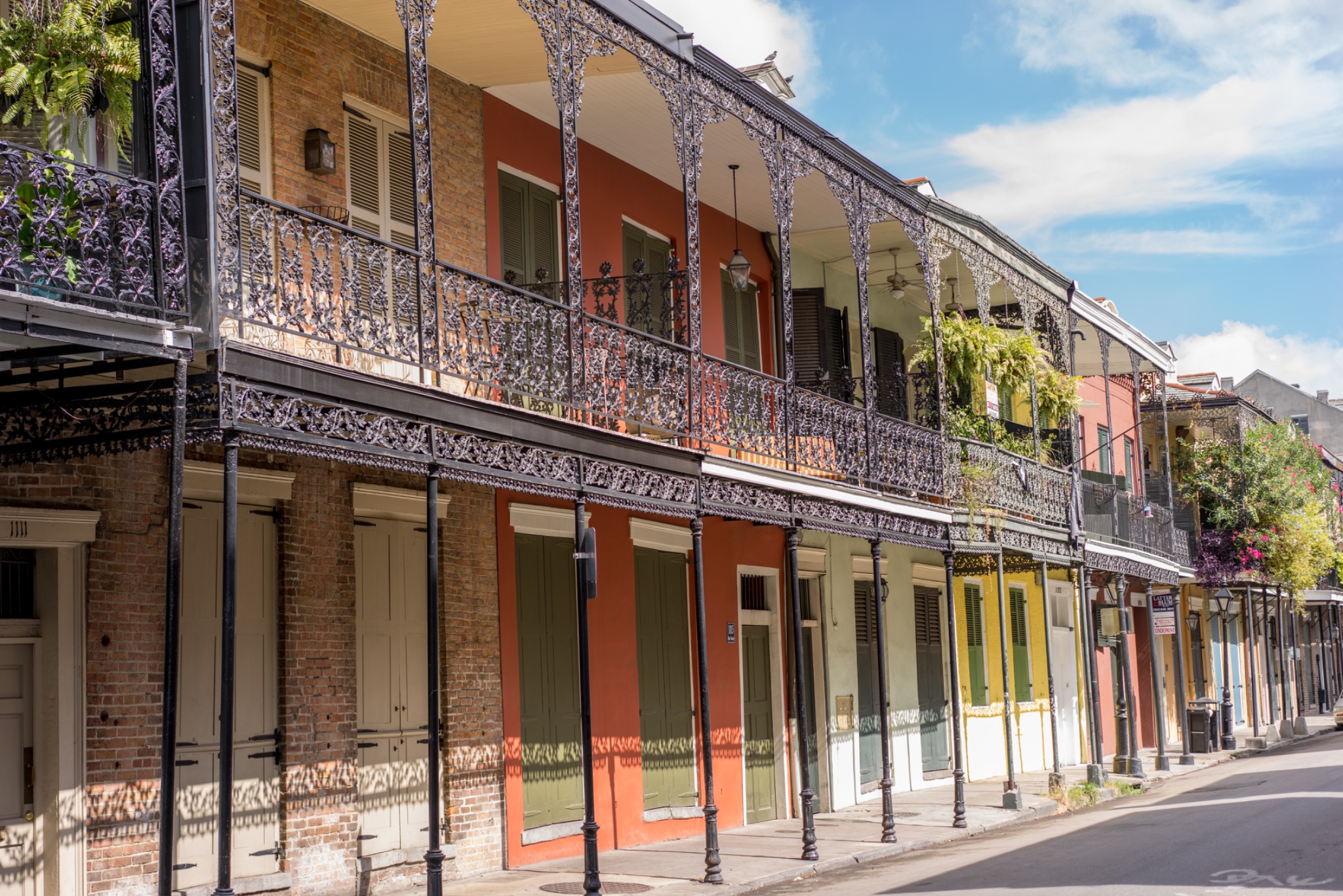 Historische Balkone und Fassaden im French Quarter von New Orleans