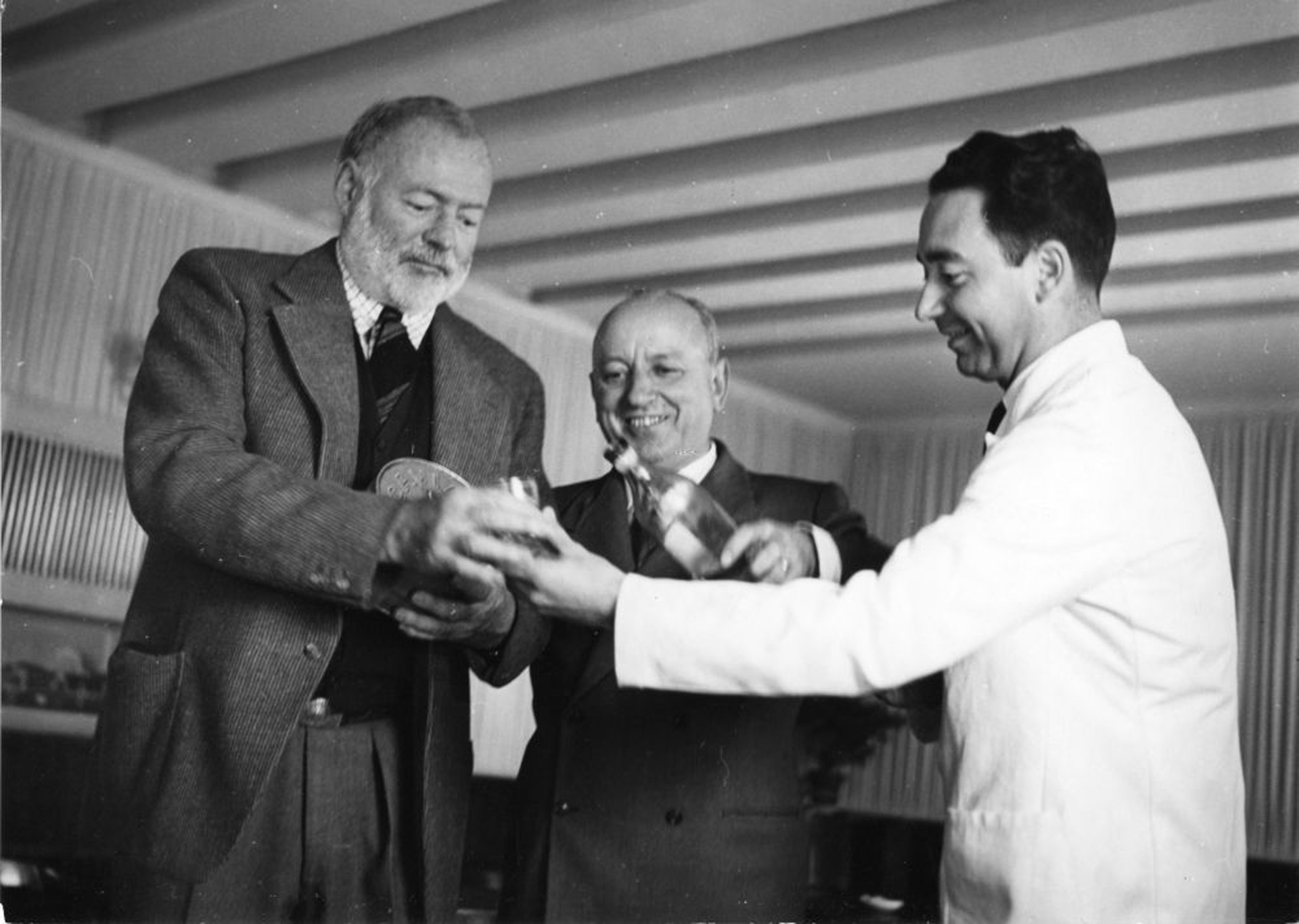 Harrys Bar: Giuseppe Cipriani und einer seiner Barmänner servieren Ernest Hemingway einen Bellini