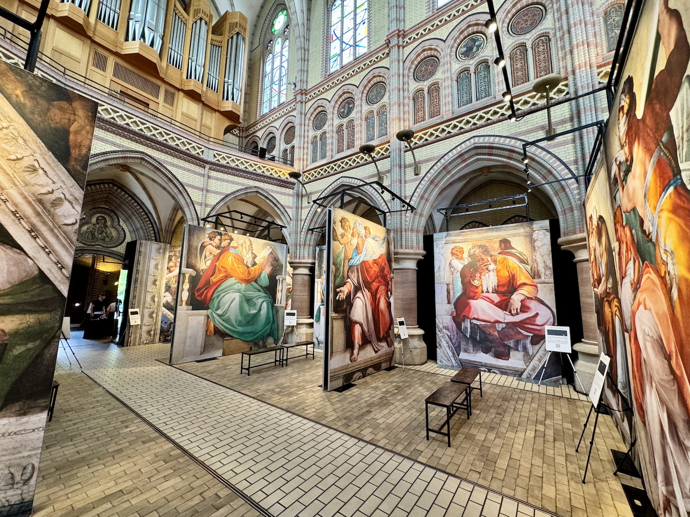 Große Schautafeln zeigen die Fresken von Michelangelo