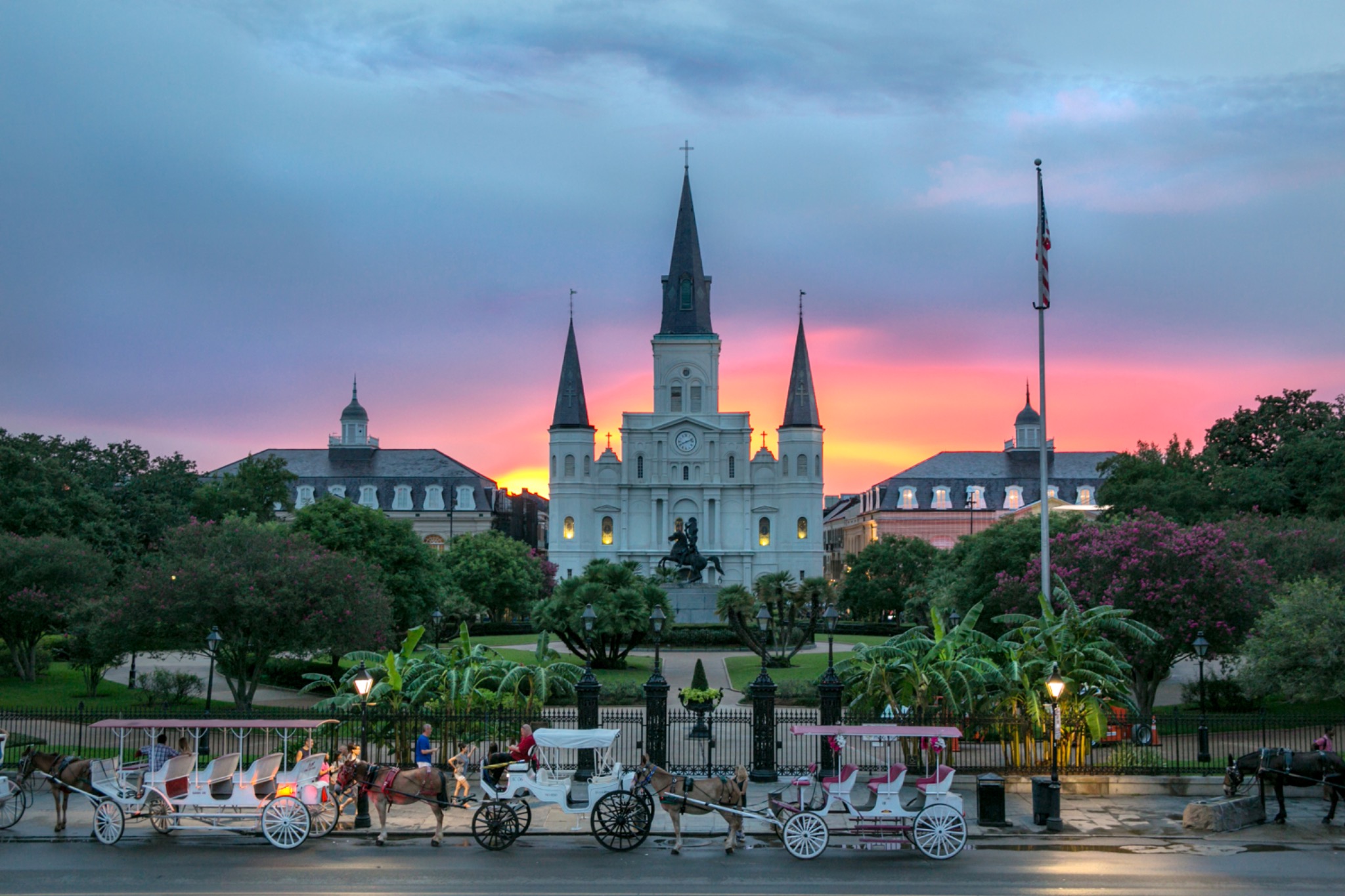 Jackson Square mit der St. Louis Cathedral bei Sonnenuntergang