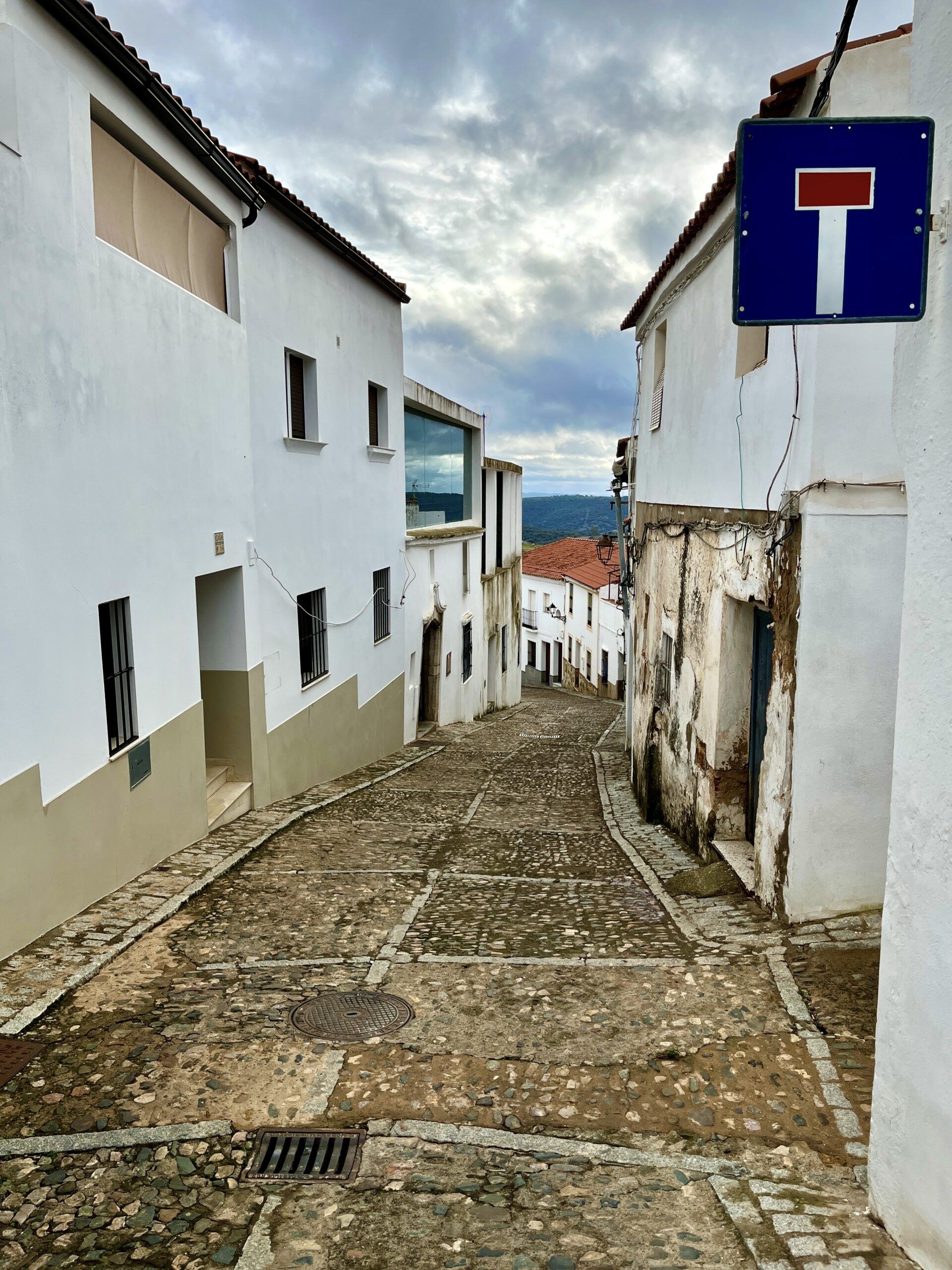 Durch die engen Gassen von Jerez de los Caballeros fahren sogar noch Autos. ©Stefan Fuhr