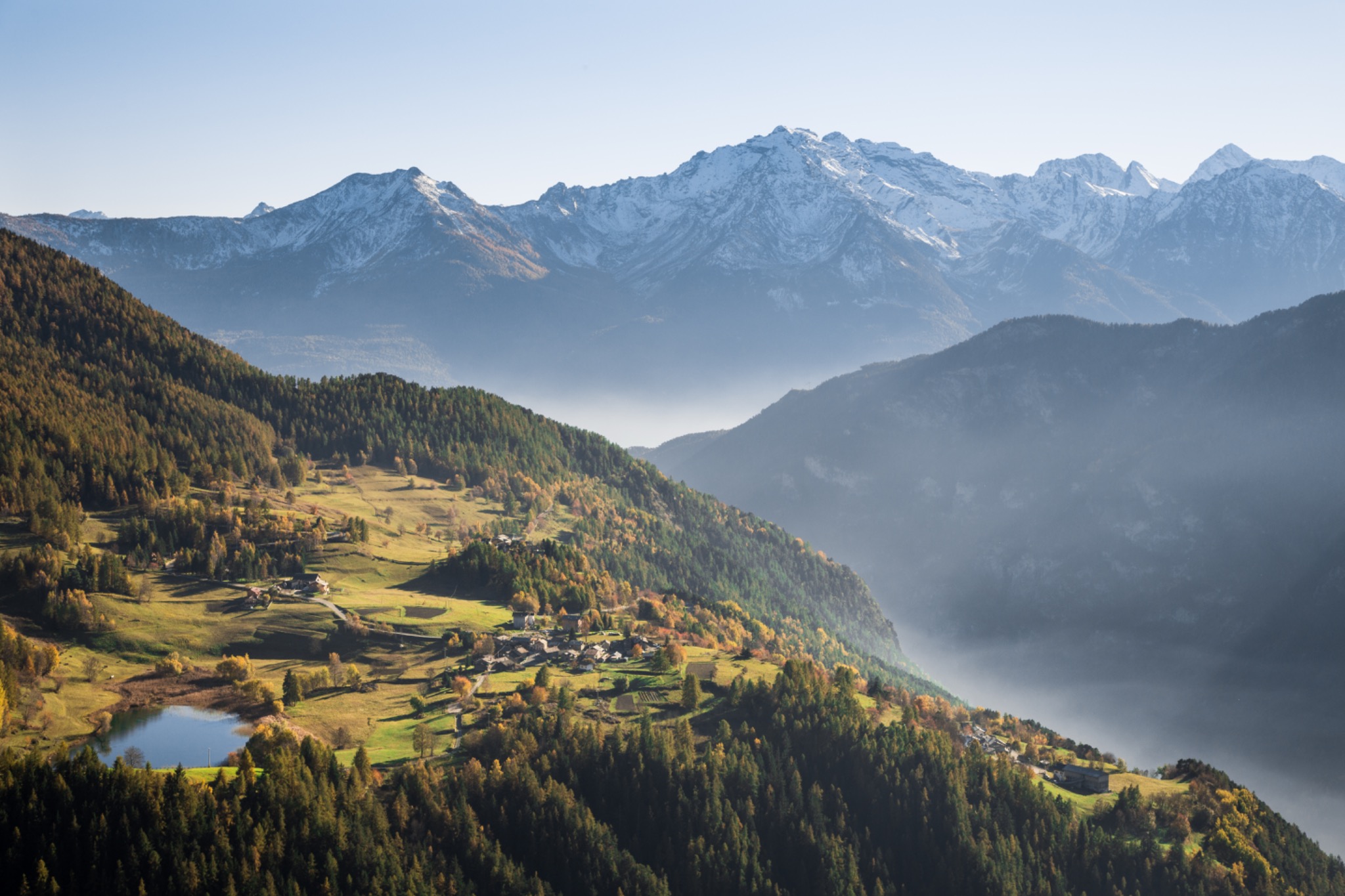 Herbstliche Landschaft am Lago Lod bei Antey-Saint-André im Aostatal mit Blick auf die Berge