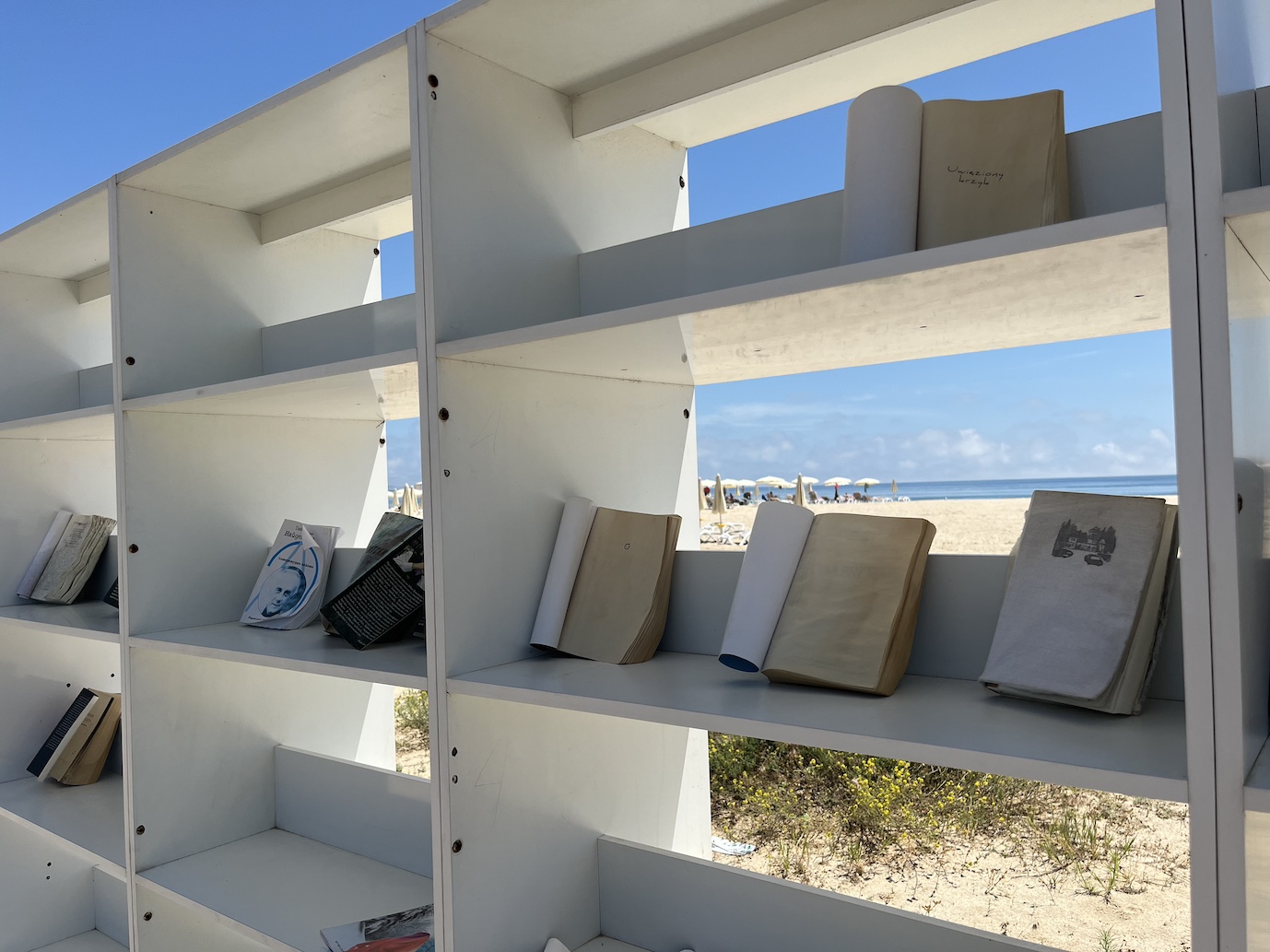 Ein Bücherregal am Strand von Albena in Bulgarien.
