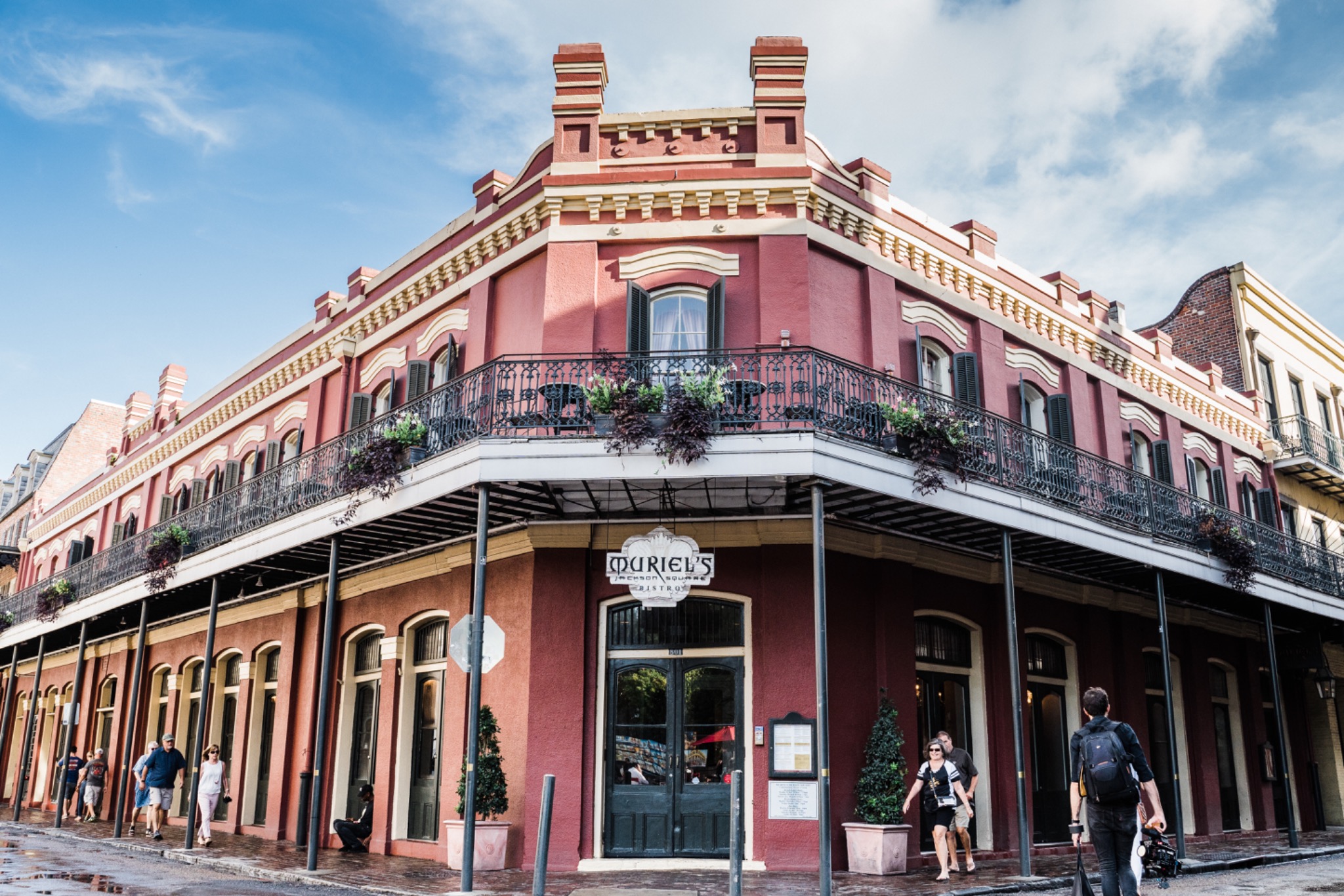 Das Eckgebäude von Muriel’s Restaurant am Jackson Square
