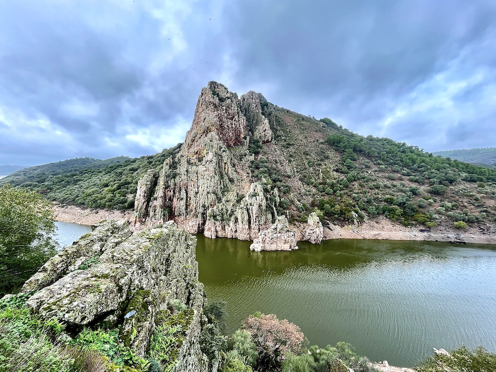 Die schroffen Felsen im Nationalpark Monfragüe