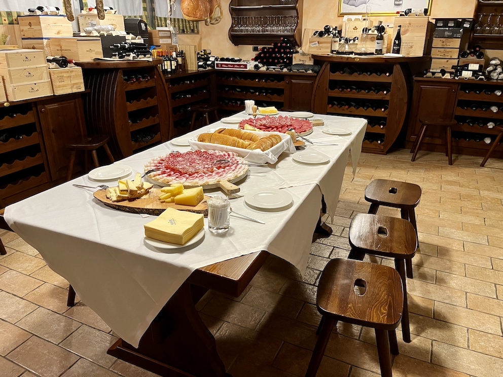 In der Cantina Veneta finden Weinverkostungen statt