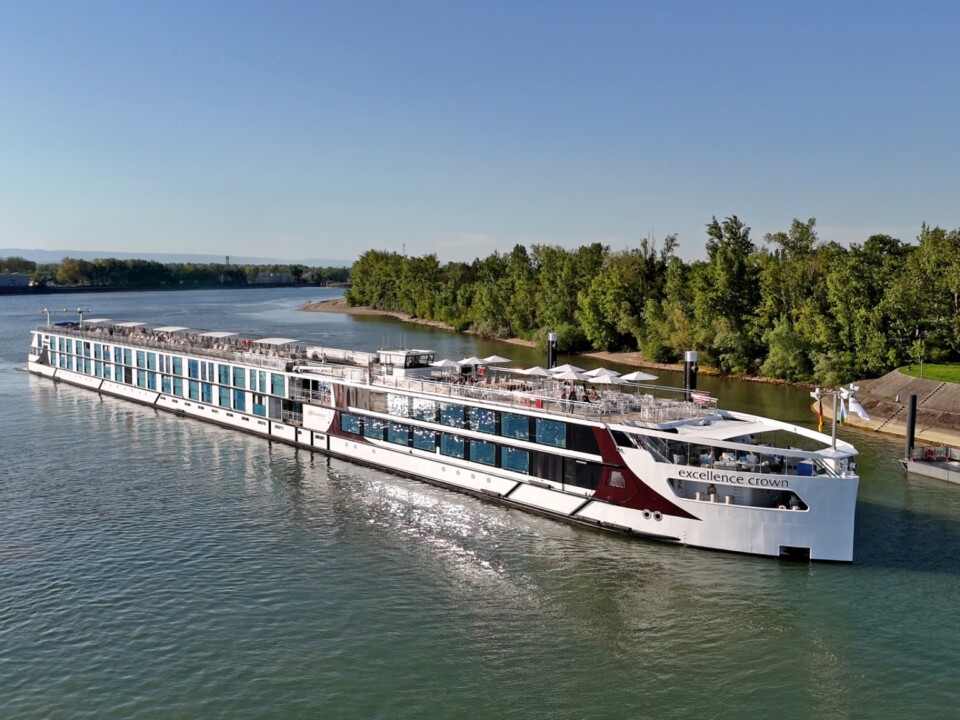 Flussschiff Excellence Crown auf einem breiten Fluss