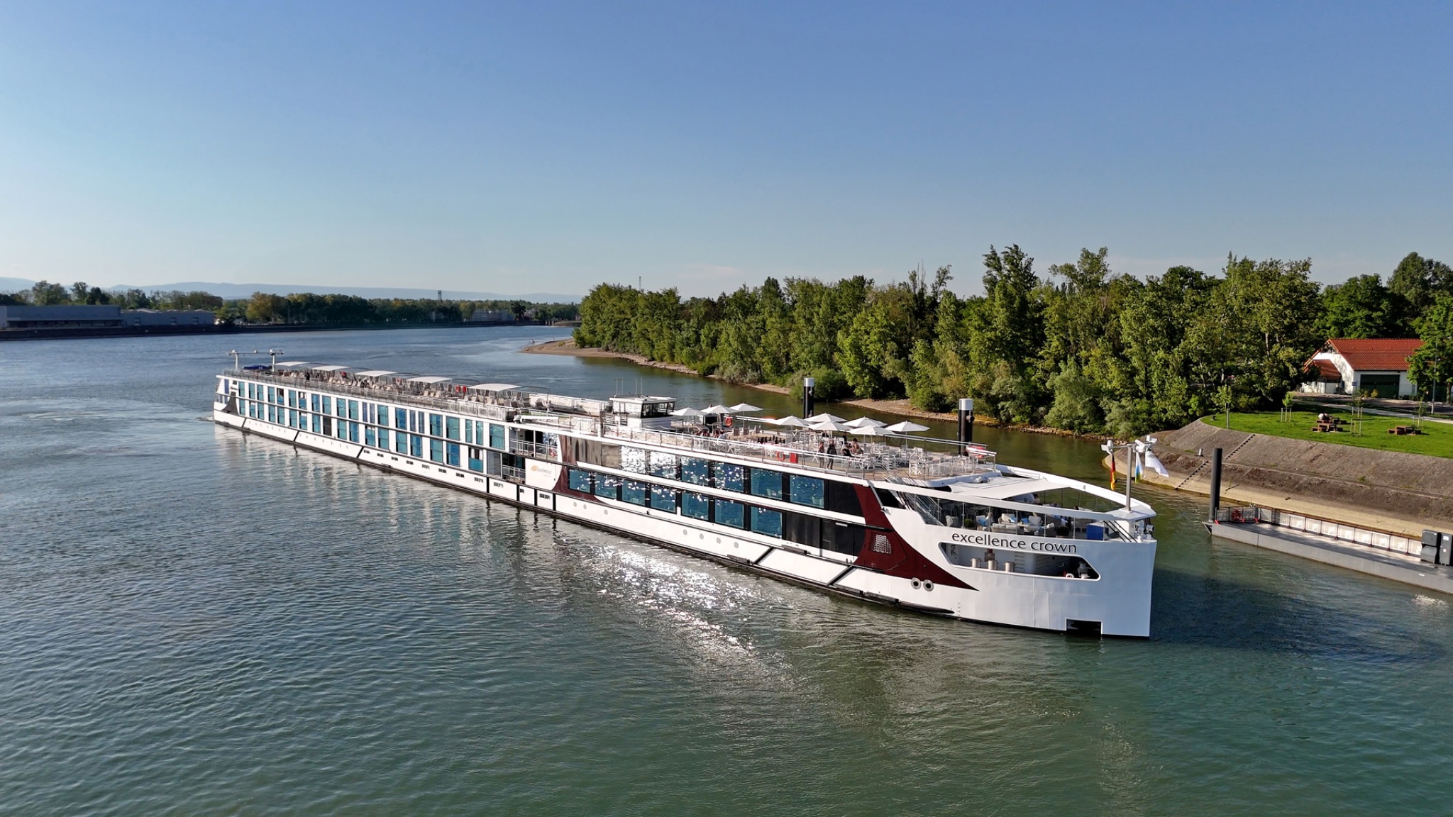Flussschiff Excellence Crown auf einem breiten Fluss