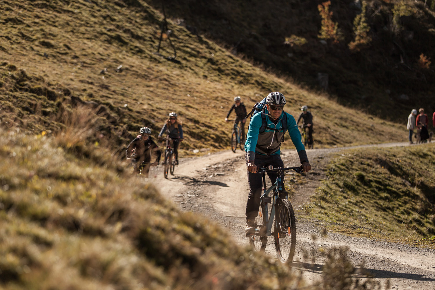 Radfahrer auf einer Schotterpiste am Berg