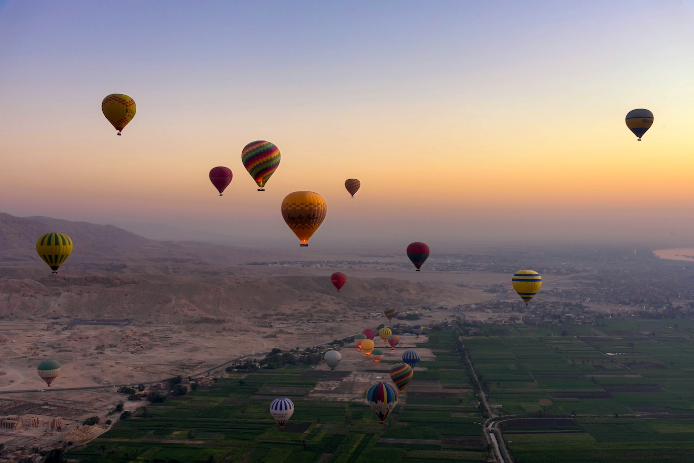 Heißluftballons fahren über das Tal der Könige