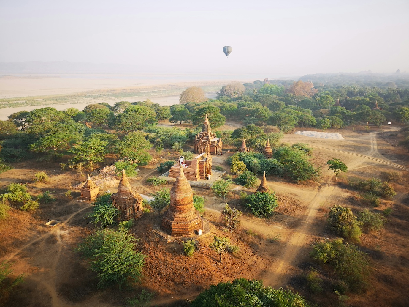 Ballon fliegt über Tempel in Bagan Myanmar