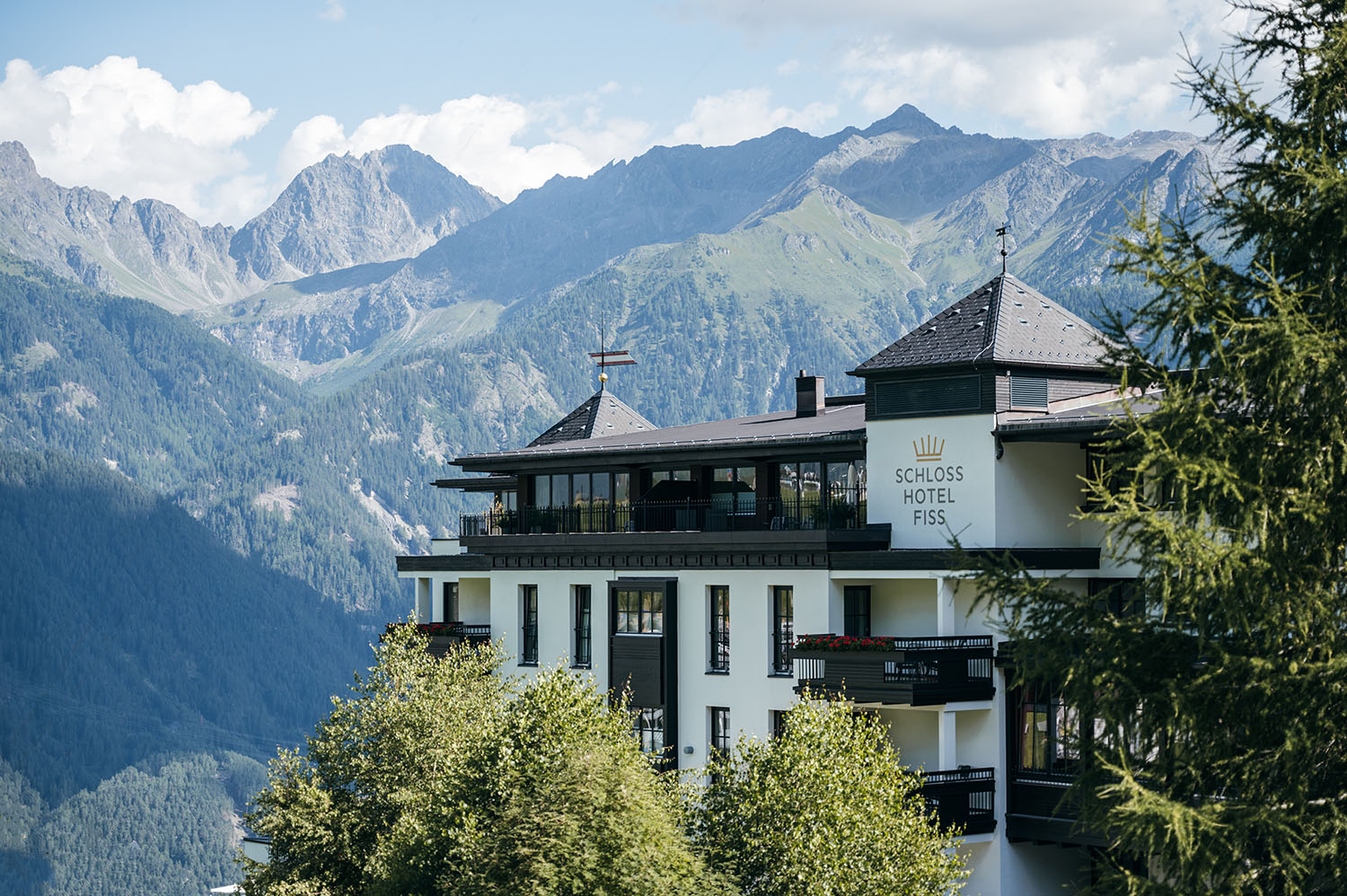 Das Schlosshotel Fiss vor einem Bergpanorama