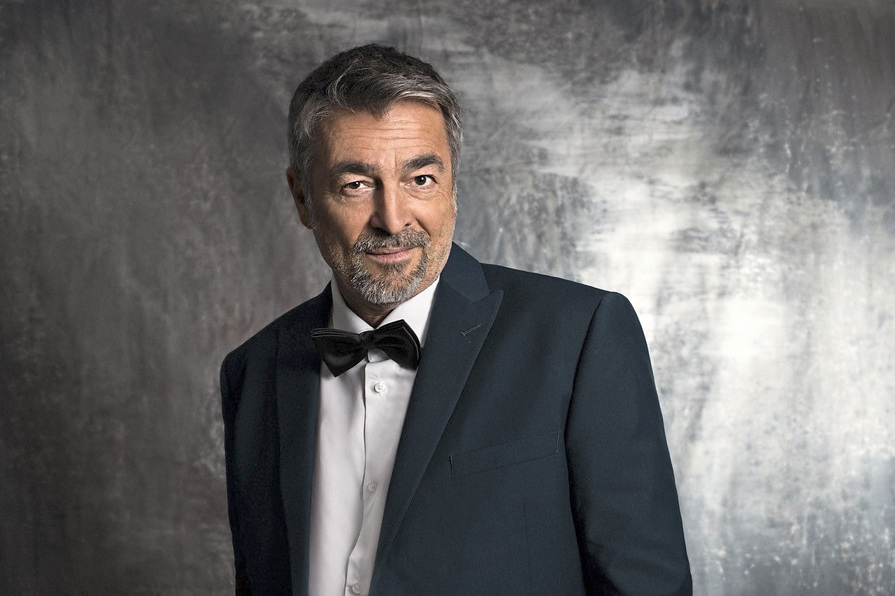 Schauspieler Stefan Gubser im dunklen Anzug