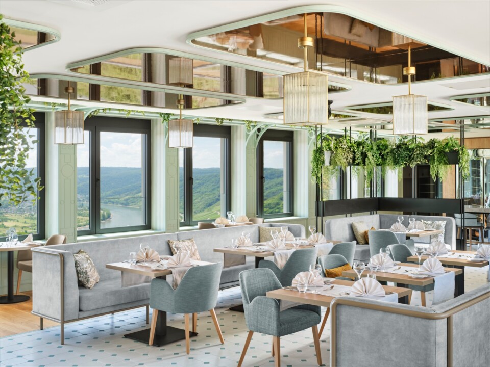 Eingedeckter Restaurantbereich des Kräutergartens mit Blick auf den Rhein