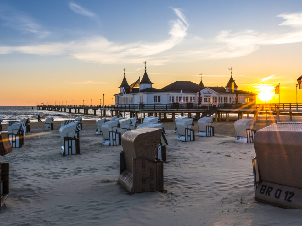 Blick auf die Ahlbecker Seebrücke im Sonnenuntergang
