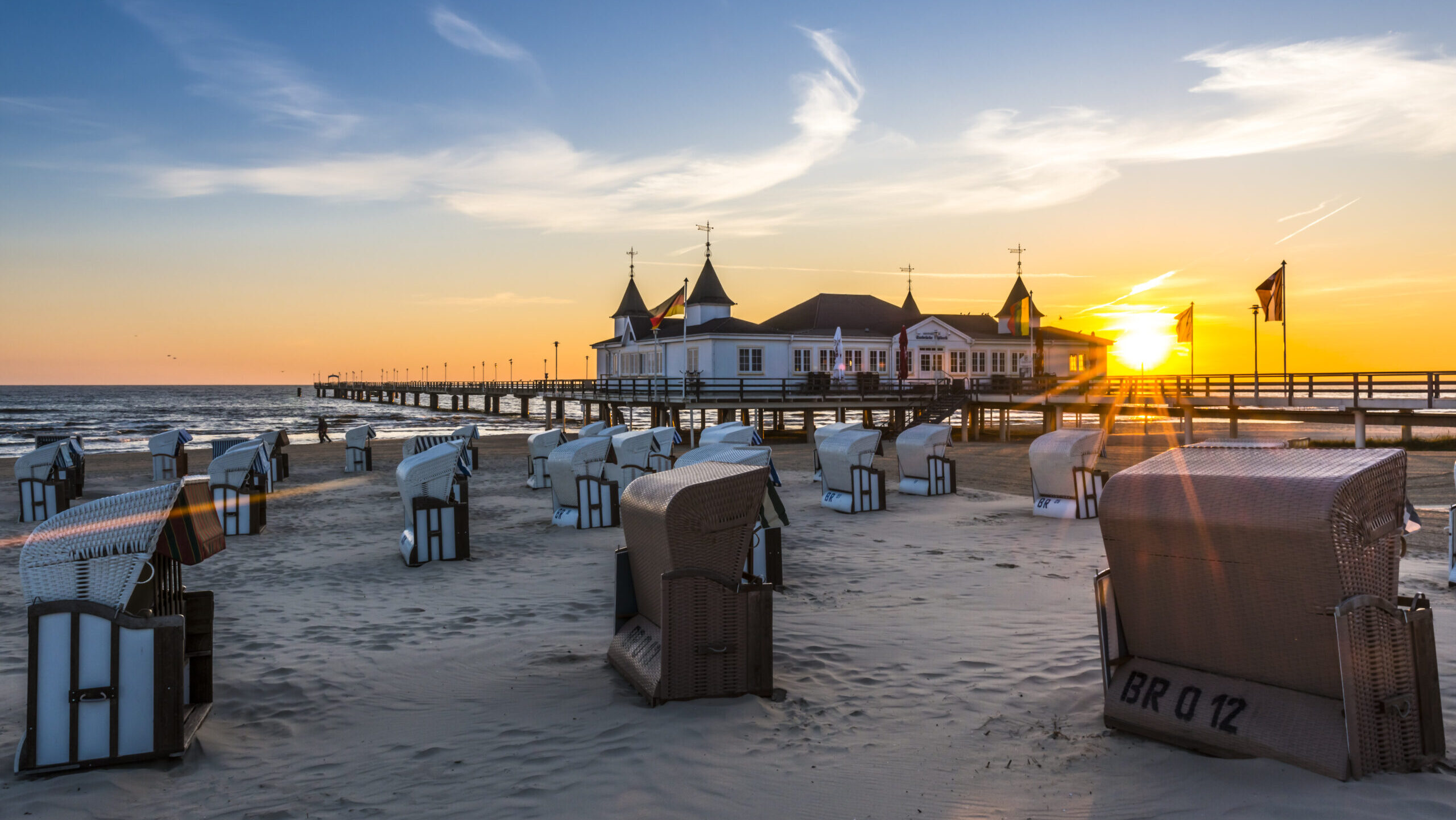 Blick auf die Ahlbecker Seebrücke im Sonnenuntergang
