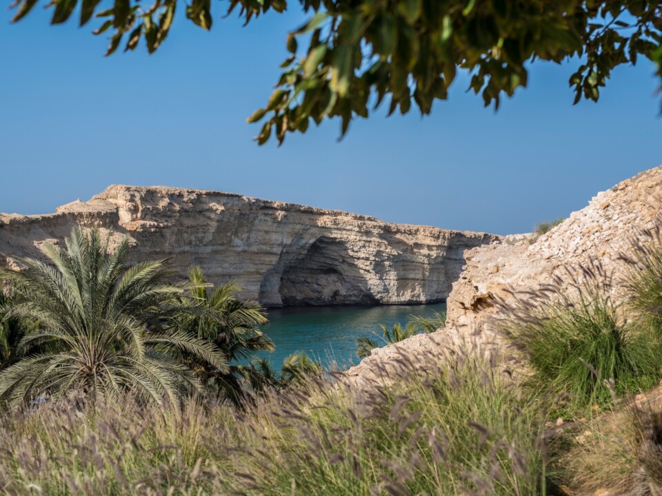 Felsige Küste und türkisblaues Wasser an der Bucht bei Al Husn in Oman
