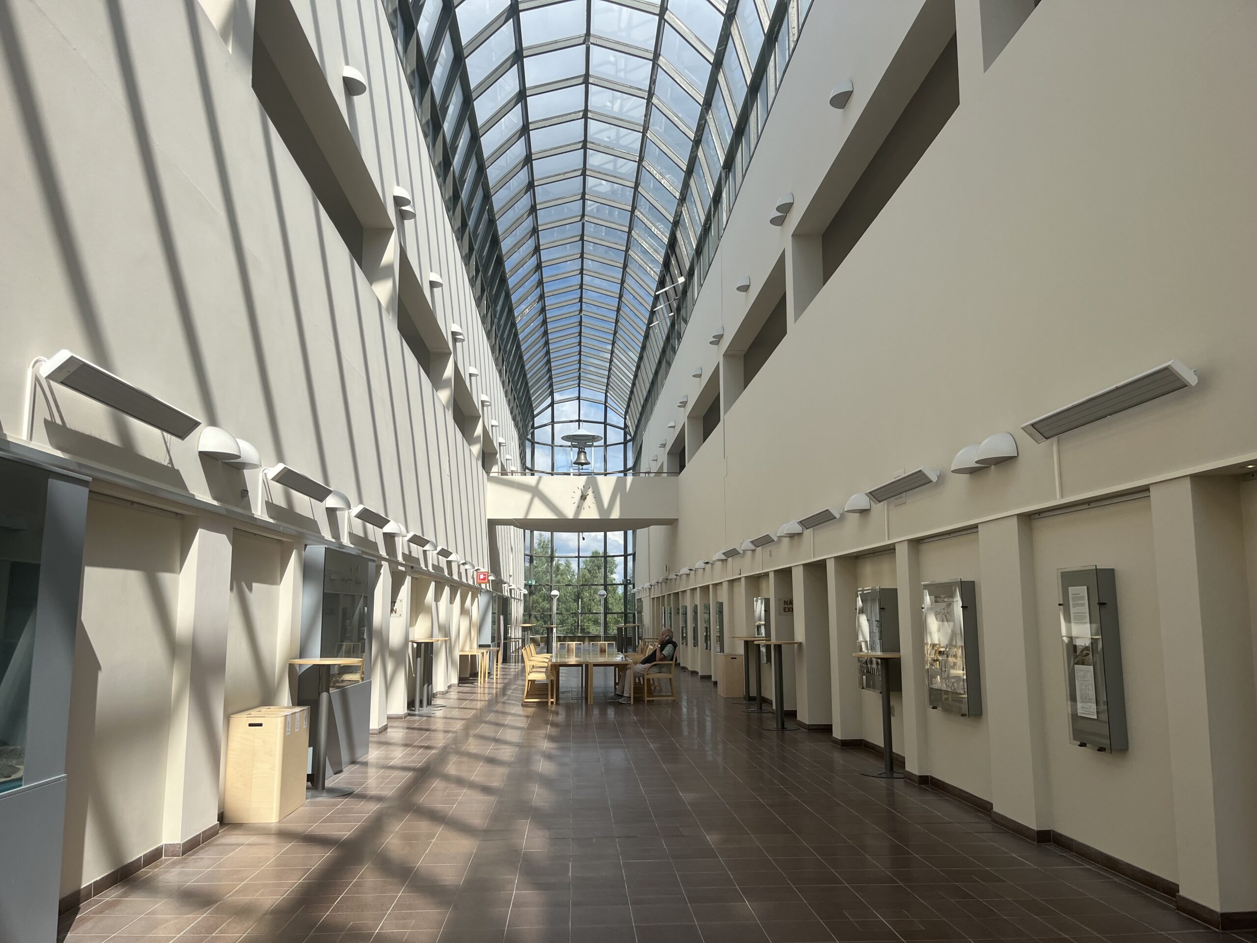 Innenansicht des Arktikums in Rovaniemi, Finnland, mit hohen Glasdecken und modernen Ausstellungsräumen.