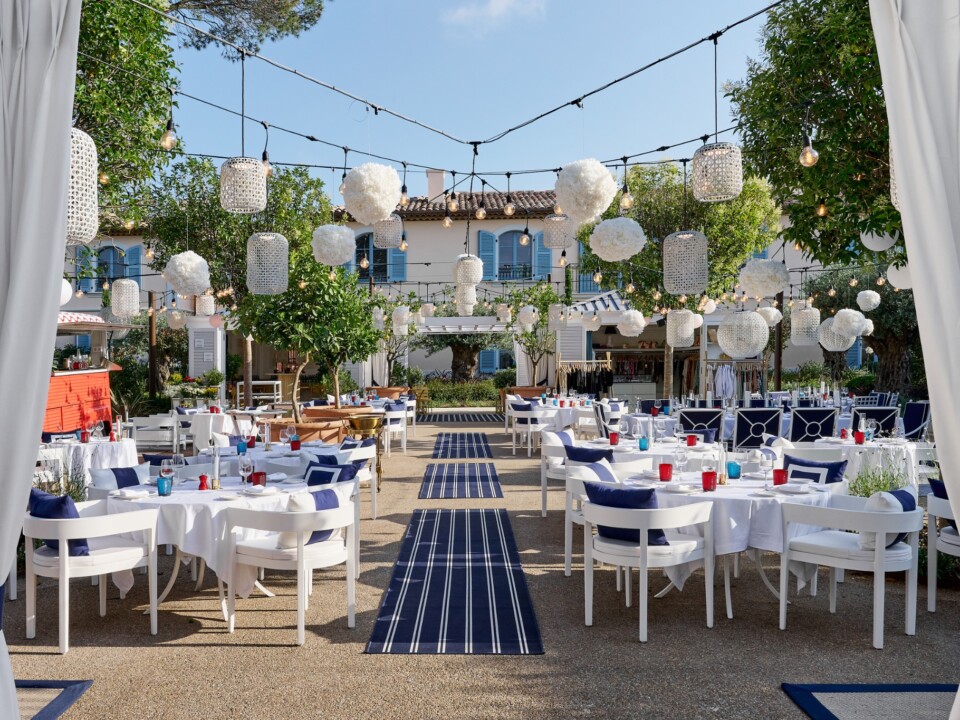 Eingedeckte Terrasse von The Strand im AREV St. Tropez mit blauen und weißen Details