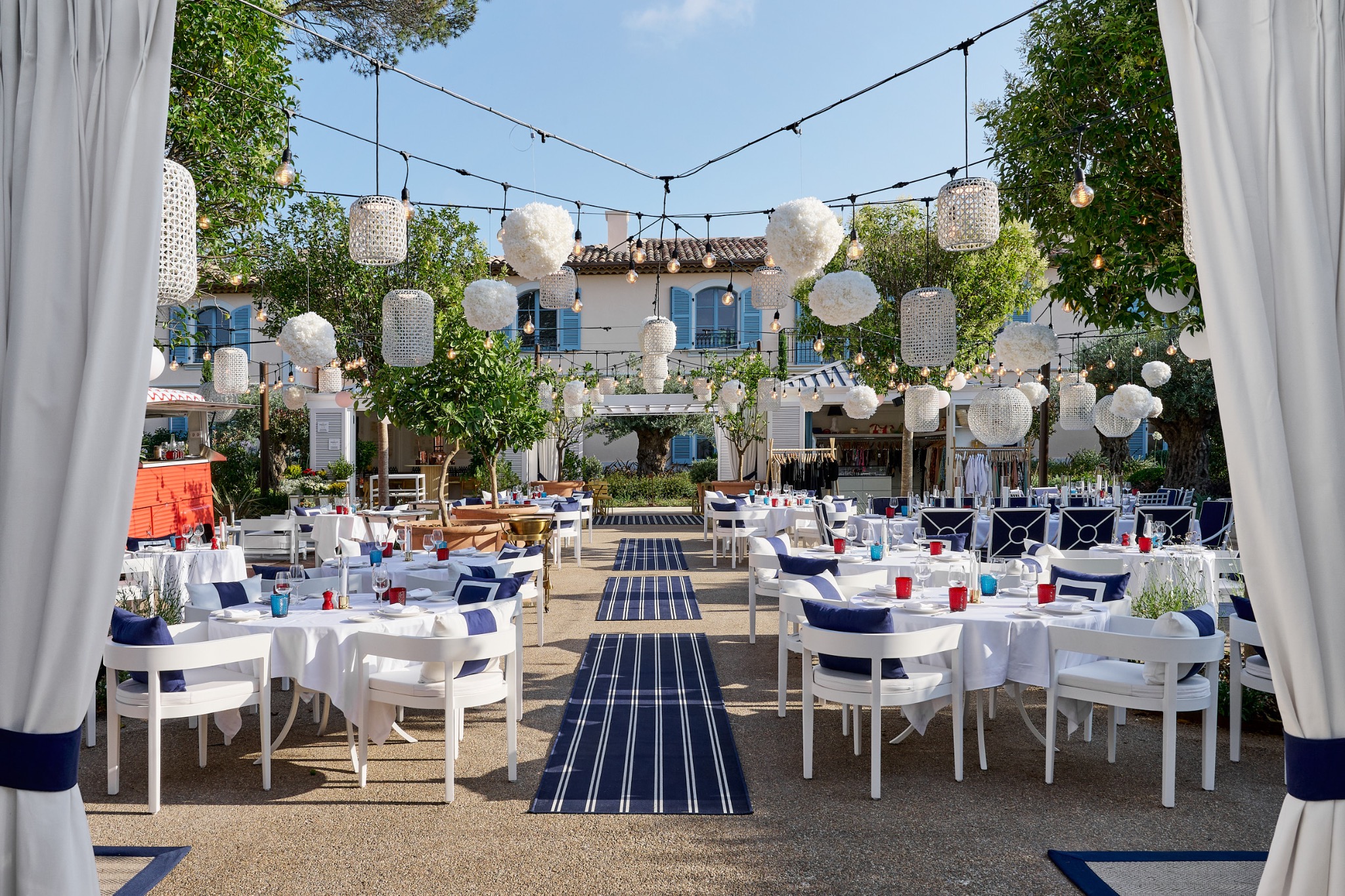 Eingedeckte Terrasse von The Strand im AREV St. Tropez mit blauen und weißen Details