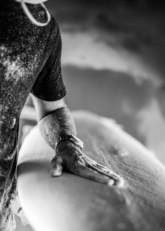 Beim Shapen wird die Form des Bretts von Hand ausgearbeitet.