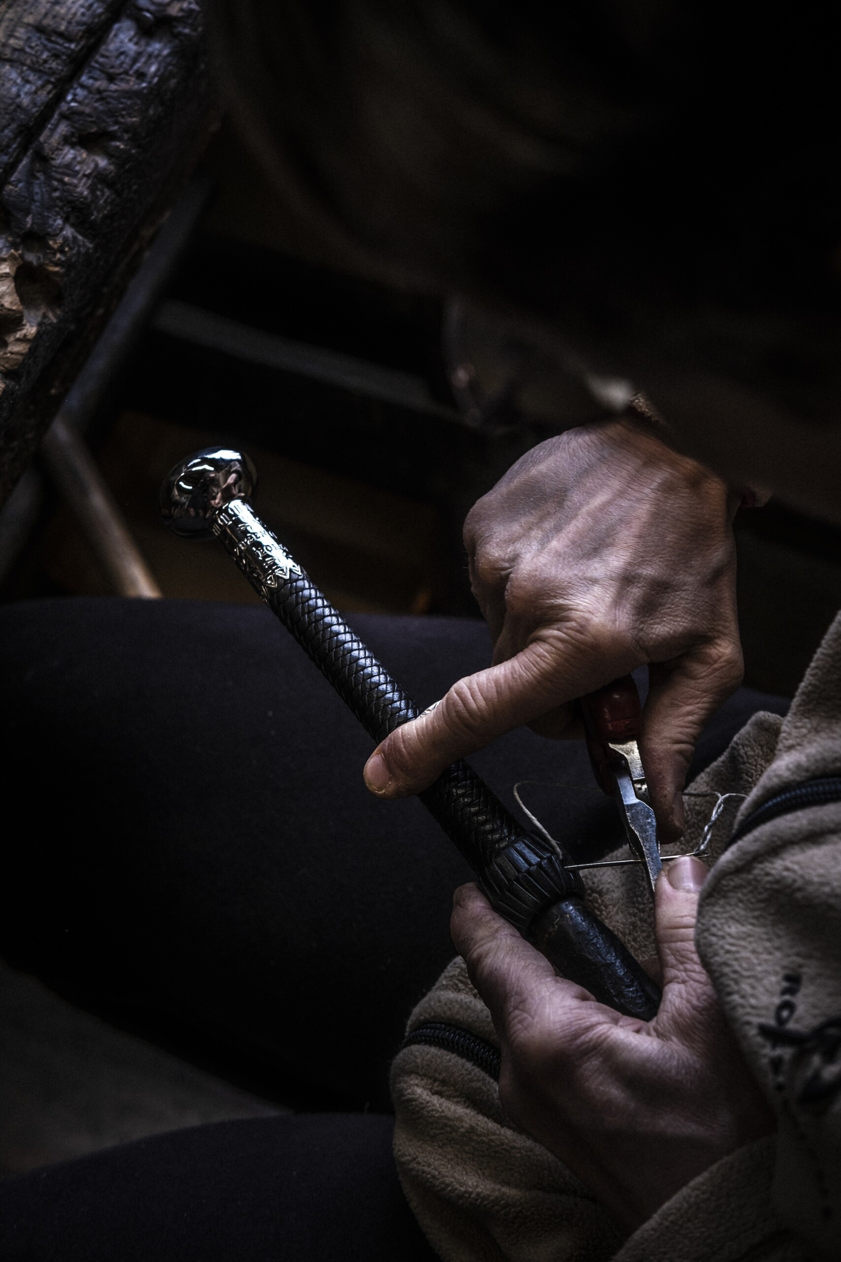 Auch die Metallteile des Makhila werden von Hand bearbeitet.