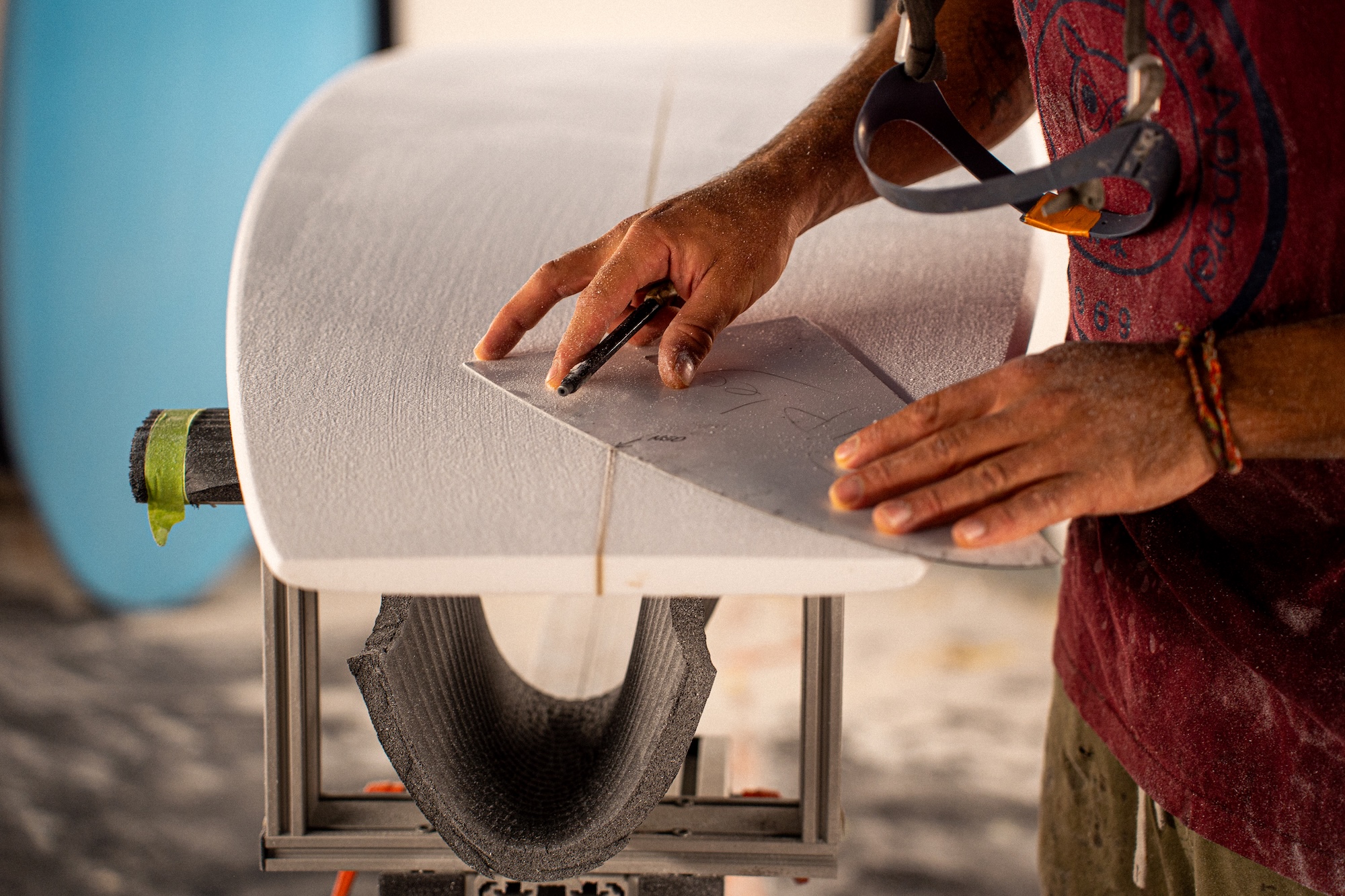 Ein Surfboard-Rohling wird in der Werkstatt von NOTOX in Form gebracht.