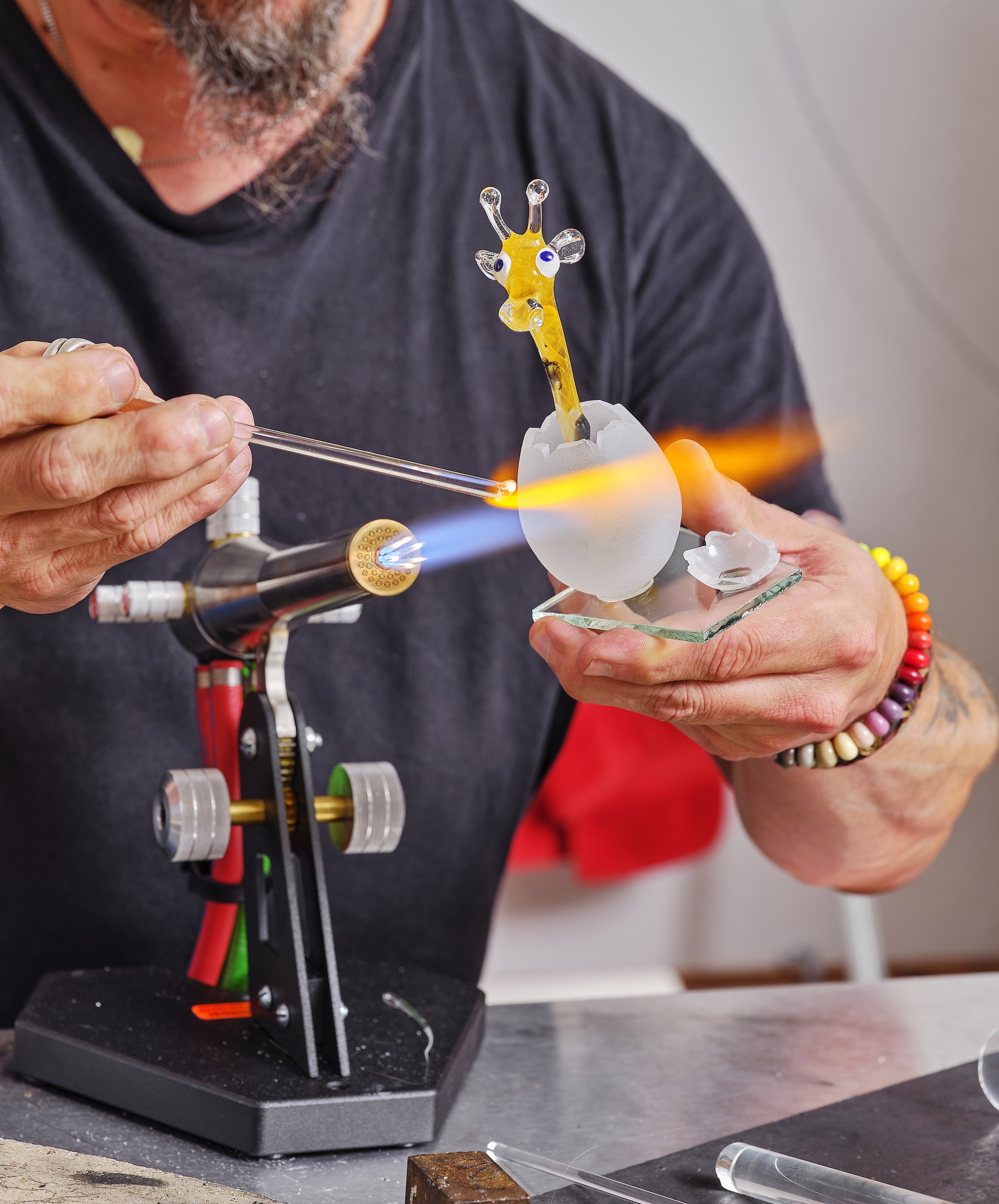 Am Brenner entstehen bei Phil de Verre Figuren aus Glas.