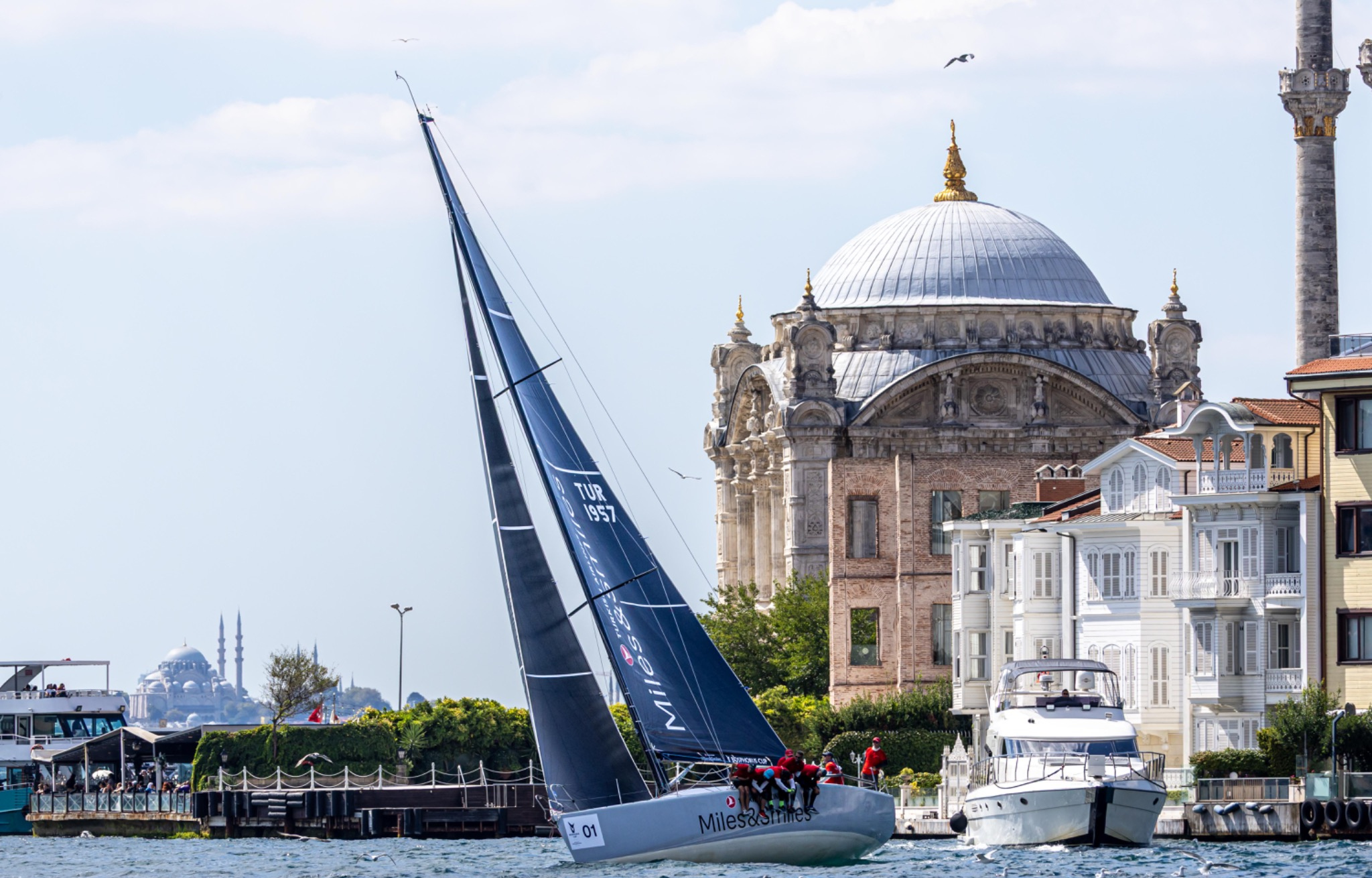 Segelyacht vor der Ortaköy-Moschee beim Bosphorus Cup 2026