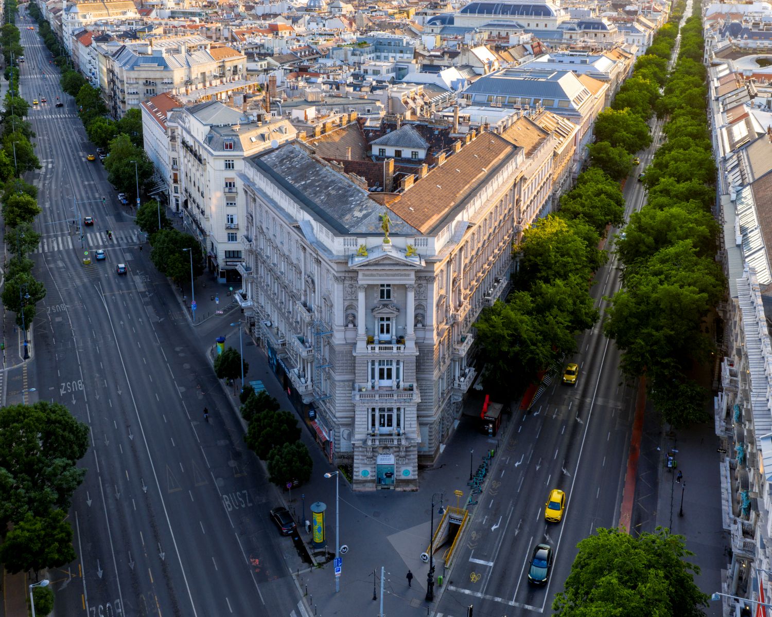 Blick von oben auf die Andrássy út und eine Kreuzung in Budapest