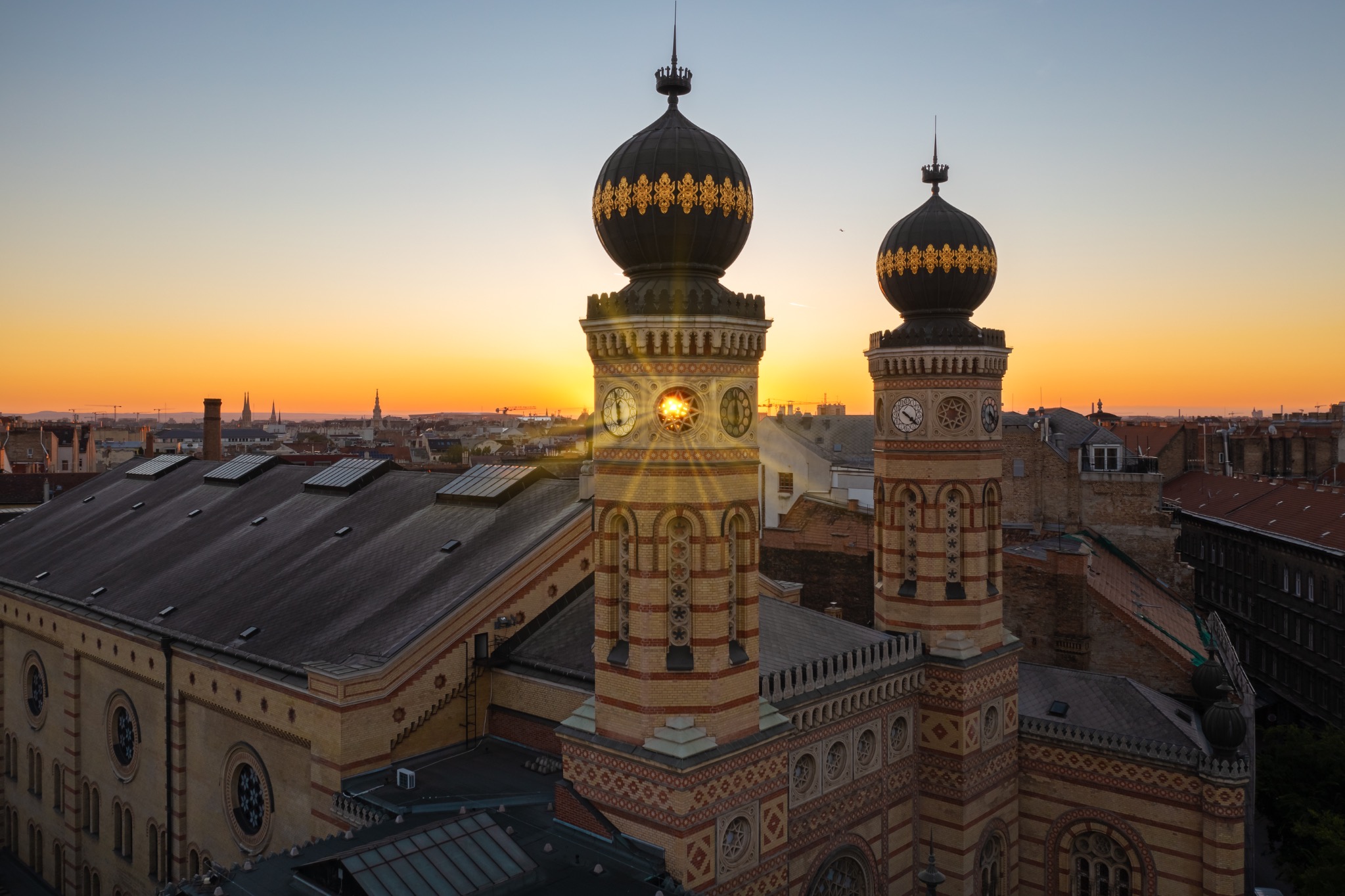 Die zwei Türme der Synagoge in der Dohány-Straße bei Sonnenuntergang