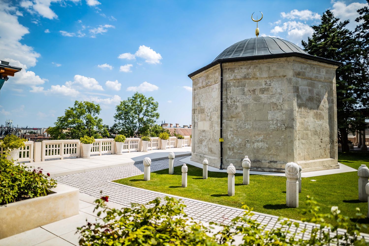 Grabmal des Gül Baba mit Kuppel und Gartenanlage in Budapest