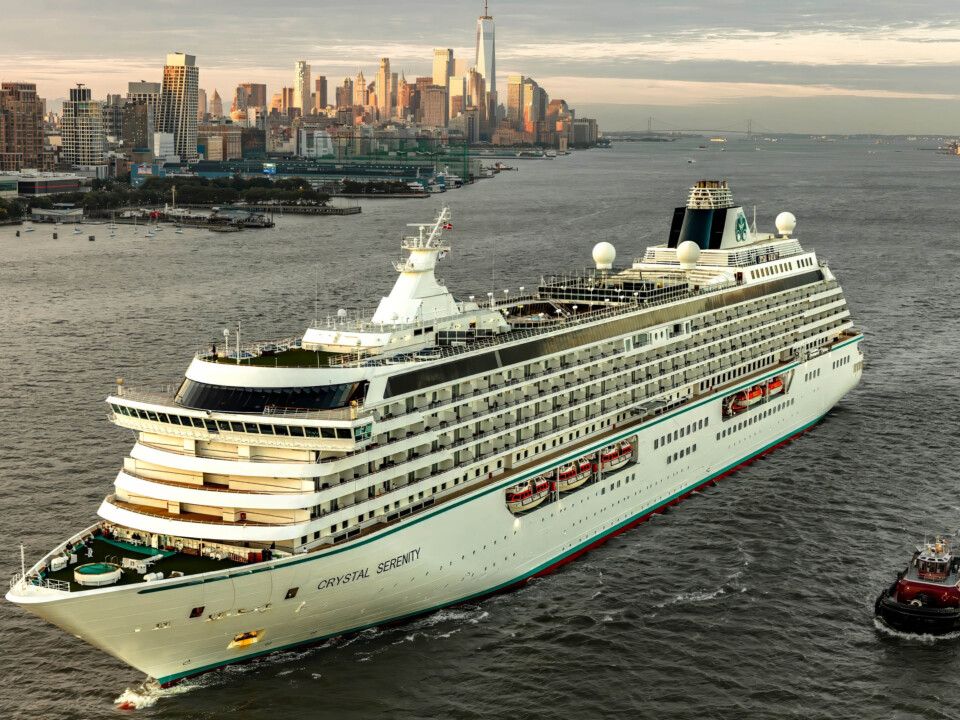 Die Crystal Serenity auf dem Wasser vor einer Stadtkulisse