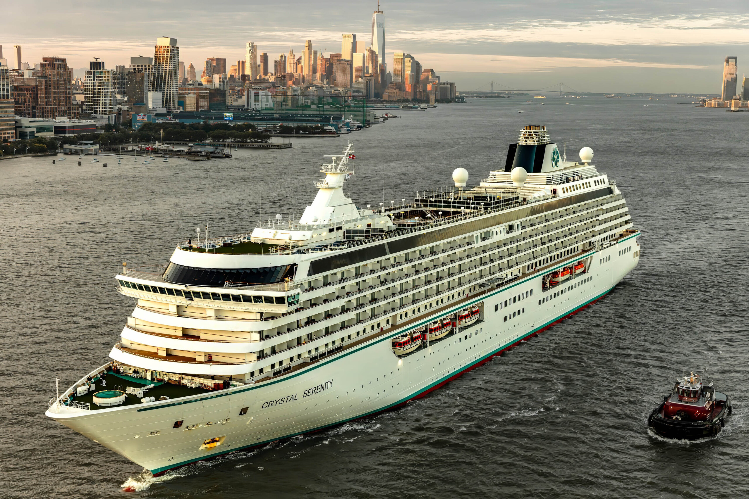 Die Crystal Serenity auf dem Wasser vor einer Stadtkulisse