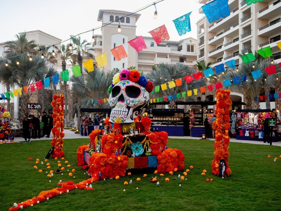 Mit Blumen, bunten Papiergirlanden und einer großen Totenkopffigur geschmückter Innenhof in Los Cabos.